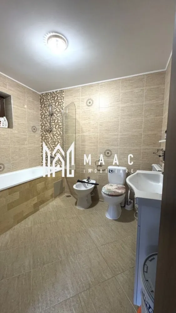 Casă 3 camere I 1250 mp teren I Porumbacu de jos-sat Colun - MAAC Imobiliare vă propune spre vânzare o casă finalizată în 2021, cu 3 camere, situată într-o zonă liniștită din Colun, ideală pentru locuit permanent sau casă de vacanță, într-un cadru natural cu priveliște deschisă și multă lumină naturală. Locuința are o configurare lejeră și este solid construită din cărămidă roșie, cu placă de beton între nivele, parchet triplustratificat, centrală electrică și calorifere, panouri pentru apă caldă, izolație termică exterioară și acoperiș din țiglă ceramică. Proprietatea este însorită și oferă, în zilele frumoase, o priveliște superbă asupra împrejurimilor. Utilități: -apă din sistemul comunal -canalizare cu fosă pe 2 zone -curent electric, inclusiv trifazic Compartimentare: -Parter: bucătărie cu living open space, cameră tehnică, baie cu vană și geam pentru aerisire, hol, casa scării -Mansardă: 2 dormitoare, balcon, acces spre pod Imobilul se predă parțial mobilat și utilat. În spatele casei se află o terasă orientată spre zona de curte, completată de o bucătărie de vară mobilată și utilată, ideală pentru petrecerea timpului liber. Proprietatea dispune de: -garaj de aproximativ 55 mp, cu capacitate pentru 3 mașini -anexă, construcție nefinalizată, utilizată în prezent pentru depozitare, conectată la canalizare și cu potențial de -transformare în zonă rezidențială -curte liberă de aproximativ 500 mp, amenajată ca zonă verde de relaxare -grădină situată în partea din spate a proprietății, îngrădită, potrivită pentru activități de grădinărit -fântână funcțională Accesul este facil, proprietatea fiind situată la doar 5 km de noua Autostradă A13 (Sibiu–Brașov). În apropiere se află Munții Făgăraș, Transfăgărășanul, Mănăstirea Cârța, Palatul Brukenthal Avrig, Valea Avrigului, Albota și Castelul de Lut (Castelul Zânelor), zone turistice de mare interes, ceea ce transformă această proprietate într-o alegere excelentă pentru relaxare, turism sau investiție imobiliară. Pentru mai multe detalii vă rugăm să menționați la telefon numărul CP2930688 }}