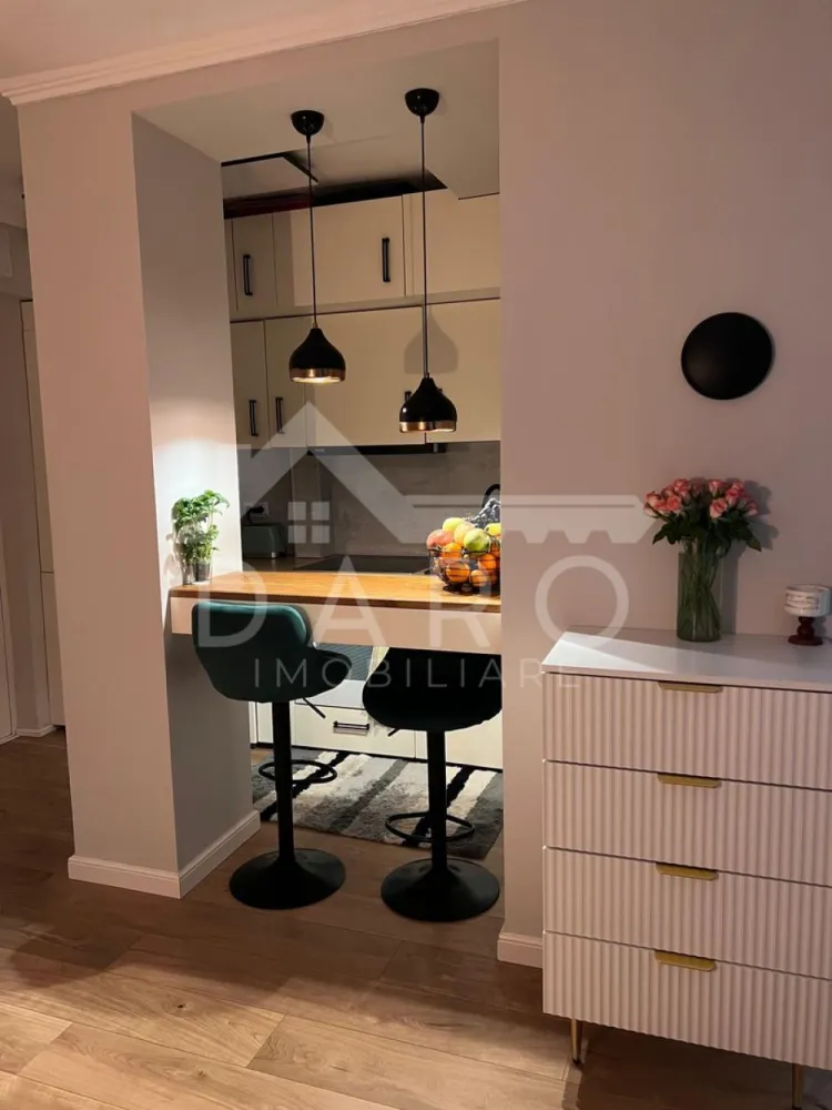 Garsonieră mobilată și utilitată - 🏡 Garsonieră de vânzare – Str. Fabrica de Zahăr | Lângă Maurer | Ideală pentru investiție Se oferă spre vânzare garsonieră cu o suprafață de aproximativ 25 mp, situată pe strada Fabrica de Zahăr, într-un bloc izolat termic, amplasat într-o zonă în plină dezvoltare, lângă cel mai mare complex rezidențial din Târgu Mureș – zona Maurer Residence. ✔ se vinde mobilată aproximativ ca în fotografii (se păstrează doar obiectele personale) ✔ ideală pentru locuință personală sau investiție (închiriere rapidă) Avantaje locație: 📍 lângă zona Maurer – cartier modern, nou și foarte căutat 📍 aproape de Lidl și alte spații comerciale 📍 farmacii, cafenele și magazine în imediata apropiere 📍 parcuri și spații verzi 📍 stație de autobuz la câteva minute 📍 zonă cu cerere mare pentru chirii Beneficii: ✔ bloc izolat termic – costuri reduse de întreținere ✔ zonă bine conectată și în continuă dezvoltare ✔ oportunitate excelentă pentru investiție cu randament bun 💎 O proprietate accesibilă, într-o zonă modernă, cu multiple facilități și potențial ridicat. 🤝 Proprietate promovată prin DARO Imobiliare 💳 Pentru achiziție, prin Kiwi Finance beneficiezi de: ✔ analiză GRATUITĂ a eligibilității ✔ acces la oferte de la peste 12 bănci ✔ negocierea dobânzii în favoarea ta ✔ suport complet până la semnarea contractului 📞 Detalii și vizionări: Coman Maria – DARO Imobiliare & Kiwi Finance 📱 0749 535 729 🔑 DARO Imobiliare – găsim proprietatea potrivită. 💳 Kiwi Finance – obținem creditul pentru a o cumpăra. }}