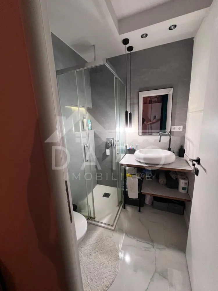 Garsonieră mobilată și utilitată - 🏡 Garsonieră de vânzare – Str. Fabrica de Zahăr | Lângă Maurer | Ideală pentru investiție Se oferă spre vânzare garsonieră cu o suprafață de aproximativ 25 mp, situată pe strada Fabrica de Zahăr, într-un bloc izolat termic, amplasat într-o zonă în plină dezvoltare, lângă cel mai mare complex rezidențial din Târgu Mureș – zona Maurer Residence. ✔ se vinde mobilată aproximativ ca în fotografii (se păstrează doar obiectele personale) ✔ ideală pentru locuință personală sau investiție (închiriere rapidă) Avantaje locație: 📍 lângă zona Maurer – cartier modern, nou și foarte căutat 📍 aproape de Lidl și alte spații comerciale 📍 farmacii, cafenele și magazine în imediata apropiere 📍 parcuri și spații verzi 📍 stație de autobuz la câteva minute 📍 zonă cu cerere mare pentru chirii Beneficii: ✔ bloc izolat termic – costuri reduse de întreținere ✔ zonă bine conectată și în continuă dezvoltare ✔ oportunitate excelentă pentru investiție cu randament bun 💎 O proprietate accesibilă, într-o zonă modernă, cu multiple facilități și potențial ridicat. 🤝 Proprietate promovată prin DARO Imobiliare 💳 Pentru achiziție, prin Kiwi Finance beneficiezi de: ✔ analiză GRATUITĂ a eligibilității ✔ acces la oferte de la peste 12 bănci ✔ negocierea dobânzii în favoarea ta ✔ suport complet până la semnarea contractului 📞 Detalii și vizionări: Coman Maria – DARO Imobiliare & Kiwi Finance 📱 0749 535 729 🔑 DARO Imobiliare – găsim proprietatea potrivită. 💳 Kiwi Finance – obținem creditul pentru a o cumpăra. }}