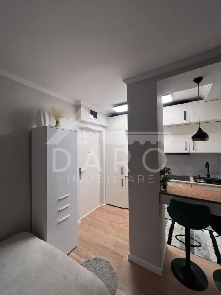 Garsonieră mobilată și utilitată - 🏡 Garsonieră de vânzare – Str. Fabrica de Zahăr | Lângă Maurer | Ideală pentru investiție Se oferă spre vânzare garsonieră cu o suprafață de aproximativ 25 mp, situată pe strada Fabrica de Zahăr, într-un bloc izolat termic, amplasat într-o zonă în plină dezvoltare, lângă cel mai mare complex rezidențial din Târgu Mureș – zona Maurer Residence. ✔ se vinde mobilată aproximativ ca în fotografii (se păstrează doar obiectele personale) ✔ ideală pentru locuință personală sau investiție (închiriere rapidă) Avantaje locație: 📍 lângă zona Maurer – cartier modern, nou și foarte căutat 📍 aproape de Lidl și alte spații comerciale 📍 farmacii, cafenele și magazine în imediata apropiere 📍 parcuri și spații verzi 📍 stație de autobuz la câteva minute 📍 zonă cu cerere mare pentru chirii Beneficii: ✔ bloc izolat termic – costuri reduse de întreținere ✔ zonă bine conectată și în continuă dezvoltare ✔ oportunitate excelentă pentru investiție cu randament bun 💎 O proprietate accesibilă, într-o zonă modernă, cu multiple facilități și potențial ridicat. 🤝 Proprietate promovată prin DARO Imobiliare 💳 Pentru achiziție, prin Kiwi Finance beneficiezi de: ✔ analiză GRATUITĂ a eligibilității ✔ acces la oferte de la peste 12 bănci ✔ negocierea dobânzii în favoarea ta ✔ suport complet până la semnarea contractului 📞 Detalii și vizionări: Coman Maria – DARO Imobiliare & Kiwi Finance 📱 0749 535 729 🔑 DARO Imobiliare – găsim proprietatea potrivită. 💳 Kiwi Finance – obținem creditul pentru a o cumpăra. }}