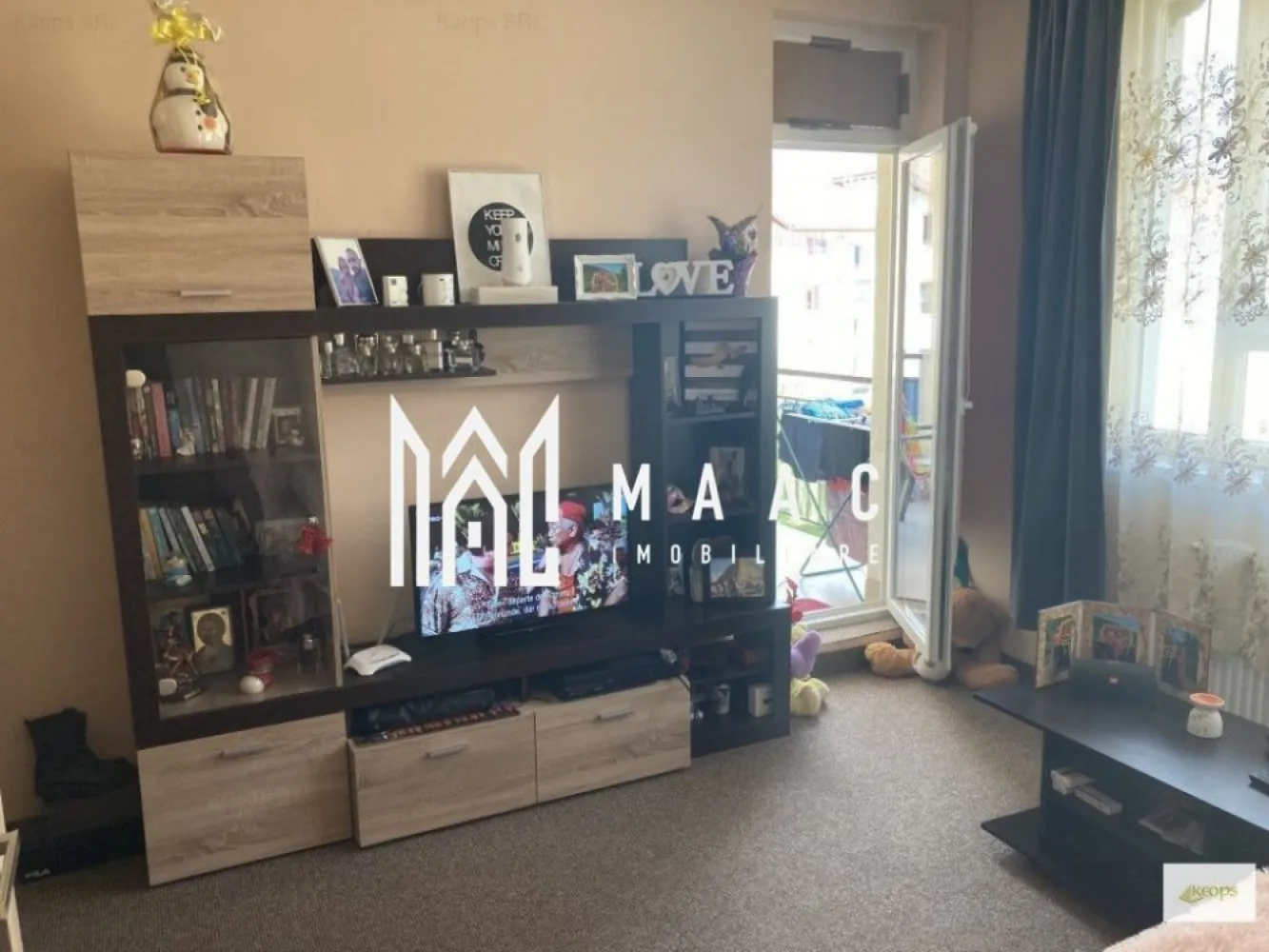 Garsonieră Decomandată | 32 mp | Balcon | Loc de Parcare | Zona Turnișor - MAAC Imobiliare oferă spre închiriere o garsonieră decomandată de 32 mp, situată la etajul 3 al unui imobil cu 4 niveluri, în cartierul Turnișor. Proprietatea beneficiază de o poziție excelentă, fiind foarte aproape de Zona Industrială Vest (aprox. 8 minute cu auto) și la doar 2 minute de mers pe jos de stația de autobuz, cu acces direct către centru (cca. 15 minute). Dotări și facilități: Centrală termică proprie pe gaz Aparat de aer condiționat Mașină de spălat rufe automată Combină frigorifică Aragaz cu cuptor pe gaz Loc de parcare dedicat Balcon generos, cu acces atât din bucătărie, cât și din cameră Compartimentare: Garsoniera este complet decomandată, având un flux funcțional și bine configurat: Hol de acces separat Cameră spațioasă Bucătărie separată Baie Balcon cu dublu acces Proprietatea se prezintă conform imaginilor și oferă confort, lumină naturală și acces rapid către principalele puncte de interes ale orașului. Pentru mai multe detalii sau pentru a programa o vizionare, vă rugăm să ne contactați, specificând ID: CP2853131 }}