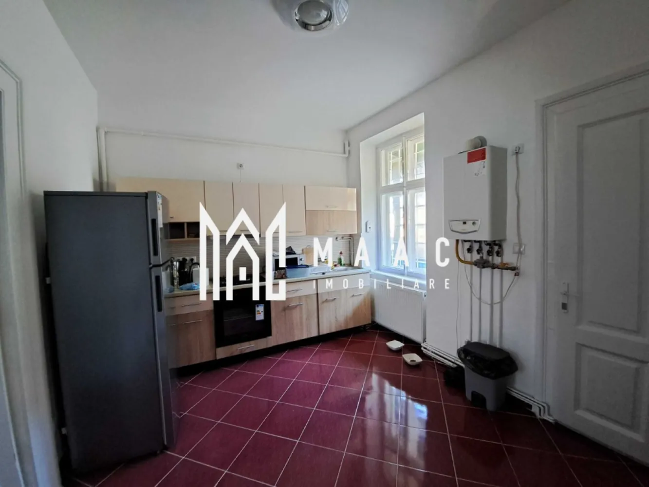 Apartament 2 camere | Ultracentral | 76 MPU | Loc de parcare - MAAC Imobiliare vă propune spre închiriere un apartament de 2 camere, cu suprafață utilă de 76 mp, situat în zona centrală a orașului Sibiu. -Proprietatea se află într-o clădire bine întreținută, cu retragere de la trafic, aproape de Podul Minciunoșilor, Piața Mică și principalele obiective din centrul istoric al Sibiului -Imobilul este mobilat și utilat , fiind compus din: sufragerie spațioasă, dormitor matrimonial, bucătărie închisă, utilată și mpbilată, baie cu geam pentru aerisire și spații de depozitare. Finisajele sunt moderne, iar suprafețele vitrate mari oferă lumină naturală pe tot parcursul zilei. Imobilul este dotat cu electrocasnice, centrale termice individuale, sistem de încălzire eficient și se închiriază așa cum se prezintă în poze. -Zona amplasării imobilului oferă acces facil către restaurante, zone culturale, magazine, mijloace de transport și instituții publice. - Imobilul beneficiază de un loc de parcare privat. Se percepe o garanție în cuantumul unei luni de chirie. Pentru mai multe detalii, vă rugăm să specificați anunțul cu CP2930679. }}