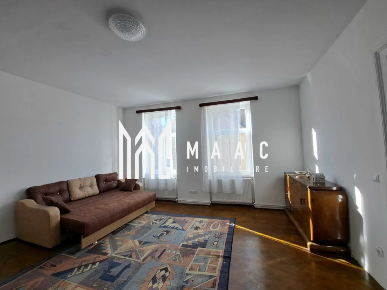 Apartament 2 camere | Ultracentral | 76 MPU | Loc de parcare - MAAC Imobiliare vă propune spre închiriere un apartament de 2 camere, cu suprafață utilă de 76 mp, situat în zona centrală a orașului Sibiu. -Proprietatea se află într-o clădire bine întreținută, cu retragere de la trafic, aproape de Podul Minciunoșilor, Piața Mică și principalele obiective din centrul istoric al Sibiului -Imobilul este mobilat și utilat , fiind compus din: sufragerie spațioasă, dormitor matrimonial, bucătărie închisă, utilată și mpbilată, baie cu geam pentru aerisire și spații de depozitare. Finisajele sunt moderne, iar suprafețele vitrate mari oferă lumină naturală pe tot parcursul zilei. Imobilul este dotat cu electrocasnice, centrale termice individuale, sistem de încălzire eficient și se închiriază așa cum se prezintă în poze. -Zona amplasării imobilului oferă acces facil către restaurante, zone culturale, magazine, mijloace de transport și instituții publice. - Imobilul beneficiază de un loc de parcare privat. Se percepe o garanție în cuantumul unei luni de chirie. Pentru mai multe detalii, vă rugăm să specificați anunțul cu CP2930679. }}