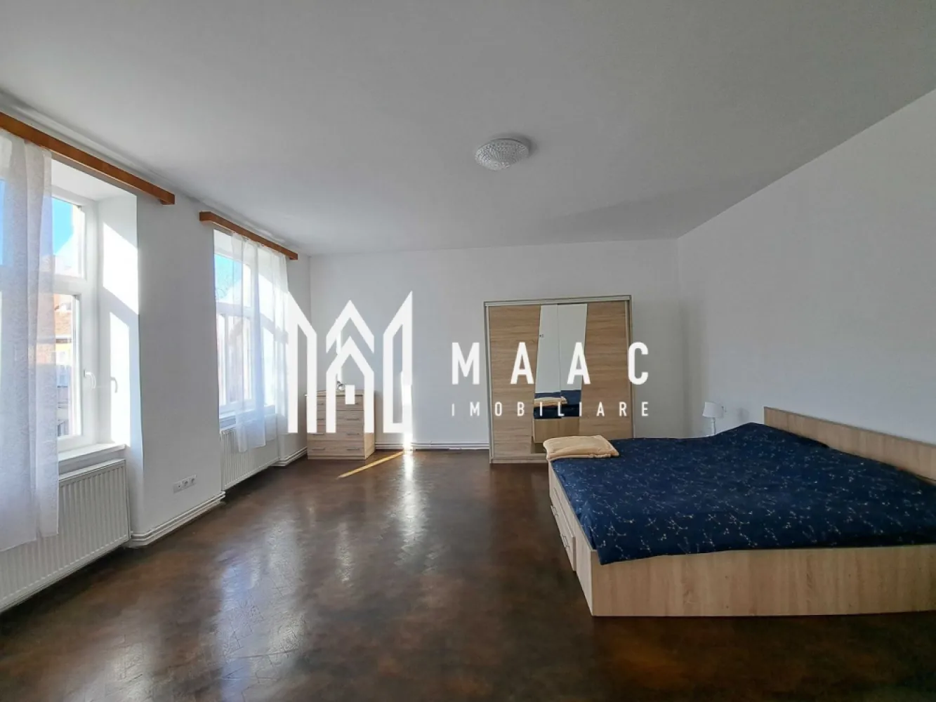 Apartament 2 camere | Ultracentral | 76 MPU | Loc de parcare - MAAC Imobiliare vă propune spre închiriere un apartament de 2 camere, cu suprafață utilă de 76 mp, situat în zona centrală a orașului Sibiu. -Proprietatea se află într-o clădire bine întreținută, cu retragere de la trafic, aproape de Podul Minciunoșilor, Piața Mică și principalele obiective din centrul istoric al Sibiului -Imobilul este mobilat și utilat , fiind compus din: sufragerie spațioasă, dormitor matrimonial, bucătărie închisă, utilată și mpbilată, baie cu geam pentru aerisire și spații de depozitare. Finisajele sunt moderne, iar suprafețele vitrate mari oferă lumină naturală pe tot parcursul zilei. Imobilul este dotat cu electrocasnice, centrale termice individuale, sistem de încălzire eficient și se închiriază așa cum se prezintă în poze. -Zona amplasării imobilului oferă acces facil către restaurante, zone culturale, magazine, mijloace de transport și instituții publice. - Imobilul beneficiază de un loc de parcare privat. Se percepe o garanție în cuantumul unei luni de chirie. Pentru mai multe detalii, vă rugăm să specificați anunțul cu CP2930679. }}