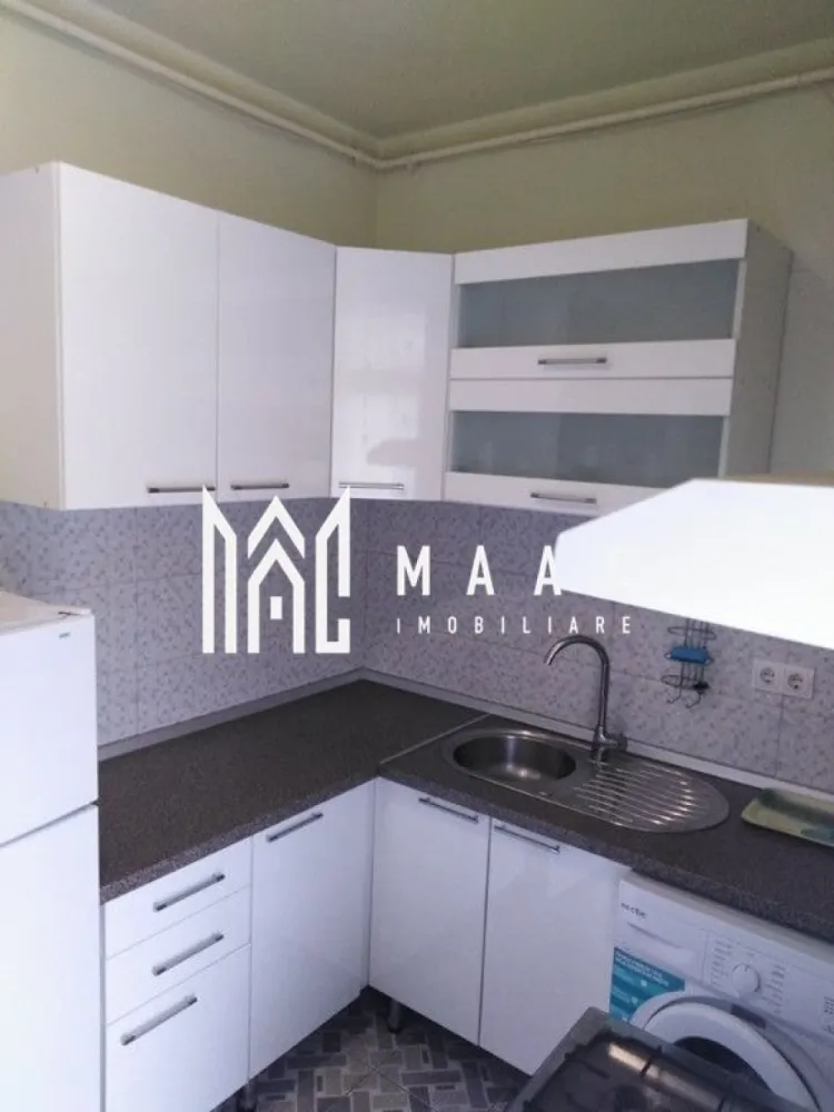 Garsonieră Decomandată | 32 mp | Balcon | Loc de Parcare | Zona Turnișor - MAAC Imobiliare oferă spre închiriere o garsonieră decomandată de 32 mp, situată la etajul 3 al unui imobil cu 4 niveluri, în cartierul Turnișor. Proprietatea beneficiază de o poziție excelentă, fiind foarte aproape de Zona Industrială Vest (aprox. 8 minute cu auto) și la doar 2 minute de mers pe jos de stația de autobuz, cu acces direct către centru (cca. 15 minute). Dotări și facilități: Centrală termică proprie pe gaz Aparat de aer condiționat Mașină de spălat rufe automată Combină frigorifică Aragaz cu cuptor pe gaz Loc de parcare dedicat Balcon generos, cu acces atât din bucătărie, cât și din cameră Compartimentare: Garsoniera este complet decomandată, având un flux funcțional și bine configurat: Hol de acces separat Cameră spațioasă Bucătărie separată Baie Balcon cu dublu acces Proprietatea se prezintă conform imaginilor și oferă confort, lumină naturală și acces rapid către principalele puncte de interes ale orașului. Pentru mai multe detalii sau pentru a programa o vizionare, vă rugăm să ne contactați, specificând ID: CP2853131 }}