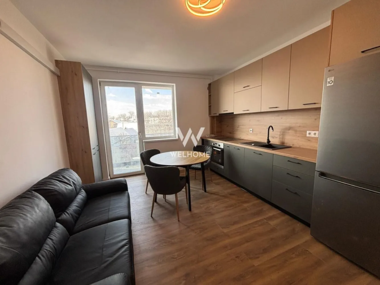 Apartament 3 camere NOU in Selimbar - Apartament 3 camere modern - zona Primariei, Selimbar Suprafata utila: 54mp Compartimentat astfel: living cu bucatarie open space, 2 dormitoare, baie si balcon. Situat la etajul 1/2 (doua apartamente mobilate identic disponibile la etaj diferit). Apartamentul se afla la prima inchiriere si se preda exact cum se observa in poze. Situat intr-o zona buna cu acces la magazine, scoala, mijloace de transport, shopping city. Nu se accepta animale de companie. Perioda minima inchiriere 12 luni. Chirie lunara: 450 Euro + garantie Comision client: 50% din prima chirie }}