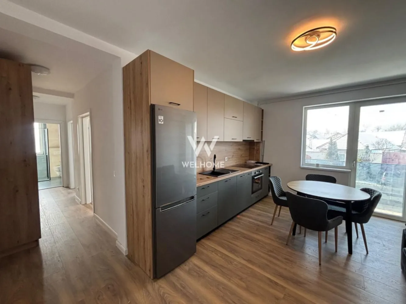 Apartament 3 camere NOU in Selimbar - Apartament 3 camere modern - zona Primariei, Selimbar Suprafata utila: 54mp Compartimentat astfel: living cu bucatarie open space, 2 dormitoare, baie si balcon. Situat la etajul 1/2 (doua apartamente mobilate identic disponibile la etaj diferit). Apartamentul se afla la prima inchiriere si se preda exact cum se observa in poze. Situat intr-o zona buna cu acces la magazine, scoala, mijloace de transport, shopping city. Nu se accepta animale de companie. Perioda minima inchiriere 12 luni. Chirie lunara: 450 Euro + garantie Comision client: 50% din prima chirie }}