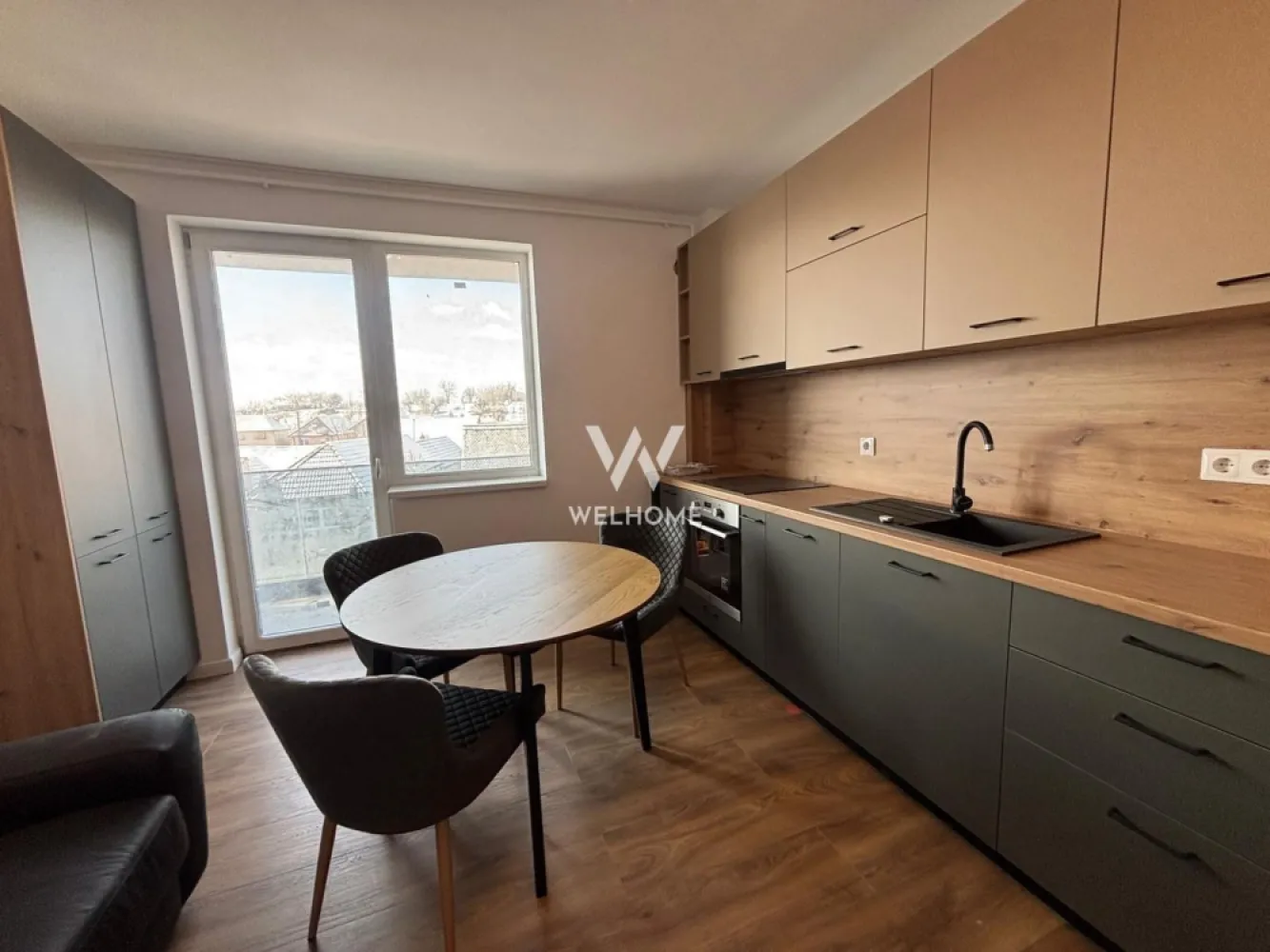 Apartament 3 camere NOU in Selimbar - Apartament 3 camere modern - zona Primariei, Selimbar Suprafata utila: 54mp Compartimentat astfel: living cu bucatarie open space, 2 dormitoare, baie si balcon. Situat la etajul 1/2 (doua apartamente mobilate identic disponibile la etaj diferit). Apartamentul se afla la prima inchiriere si se preda exact cum se observa in poze. Situat intr-o zona buna cu acces la magazine, scoala, mijloace de transport, shopping city. Nu se accepta animale de companie. Perioda minima inchiriere 12 luni. Chirie lunara: 450 Euro + garantie Comision client: 50% din prima chirie }}