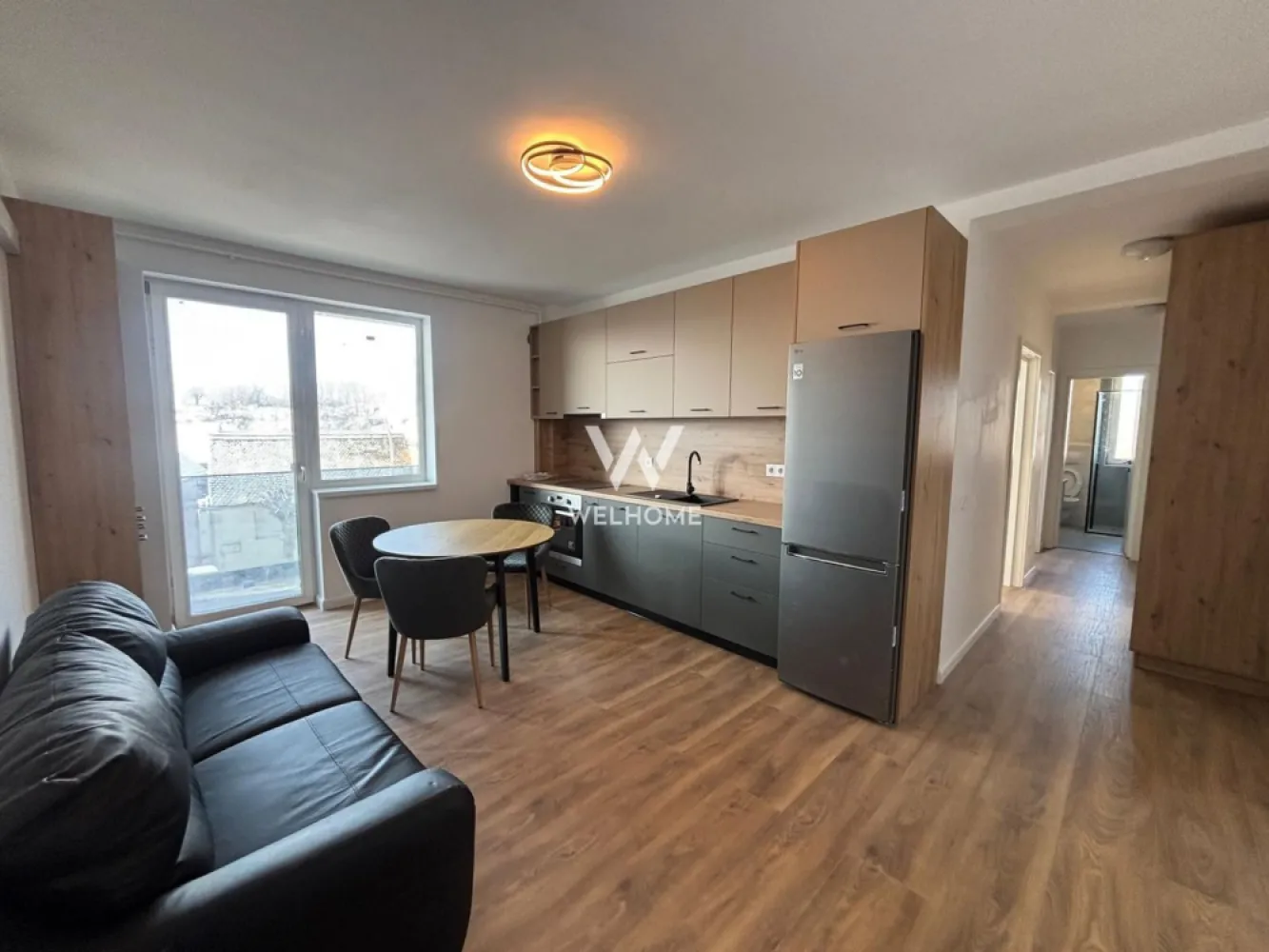 Apartament 3 camere NOU in Selimbar - Apartament 3 camere modern - zona Primariei, Selimbar Suprafata utila: 54mp Compartimentat astfel: living cu bucatarie open space, 2 dormitoare, baie si balcon. Situat la etajul 1/2 (doua apartamente mobilate identic disponibile la etaj diferit). Apartamentul se afla la prima inchiriere si se preda exact cum se observa in poze. Situat intr-o zona buna cu acces la magazine, scoala, mijloace de transport, shopping city. Nu se accepta animale de companie. Perioda minima inchiriere 12 luni. Chirie lunara: 450 Euro + garantie Comision client: 50% din prima chirie }}