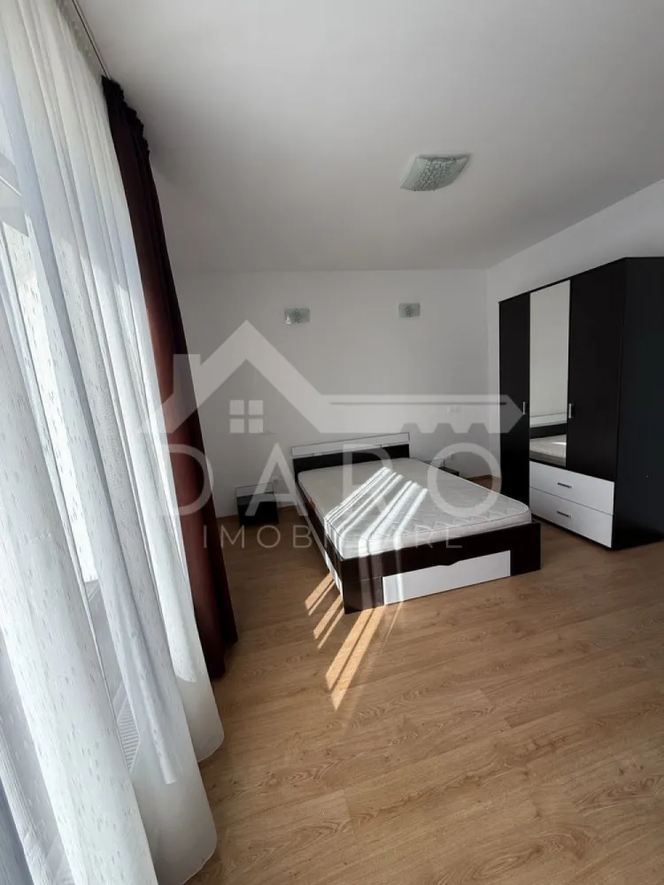 Casa tip duplex de inchiriat-Livezeni, la 1 km de Kaufland - 🏡 Închiriere casă tip duplex – Livezeni | 150 mp | Curte proprie | Zonă rezidențială Se oferă spre închiriere casă tip duplex, situată în Livezeni, la doar 1 km de Kaufland, într-o zonă liniștită, rezidențială și ușor accesibilă. Construcție nouă (2016), ideală pentru familie sau sediu de firmă. 📐 Suprafață utilă: 150 mp 🌳 Teren: 300 mp 🚗 Loc de parcare pentru 2 mașini 🔒 Garanție: echivalentul unei chirii 🚫 Nu se acceptă animale de companie ✔ disponibilă pentru mutare Compartimentare: Parter: ✔ living luminos ✔ bucătărie ✔ cămară ✔ baie ✔ hol spațios Etaj: ✔ 3 camere ✔ baie ✔ 2 spații de depozitare / dressing Beneficii: ✔ locuință parțial mobilată, cu posibilitate de dotare suplimentară în funcție de nevoile chiriașului ✔ construcție modernă, bine întreținută ✔ curte proprie cu spațiu verde – ideală pentru relaxare ✔ zonă liniștită, exclusiv de case Avantaje locație: 📍 zonă rezidențială, aerisită și liniștită 📍 la doar 1 km de Kaufland 📍 acces rapid către oraș 📍 potrivită atât pentru locuit, cât și pentru sediu de firmă 💎 O proprietate spațioasă și modernă, ideală pentru cei care caută confort, liniște și intimitate. 🤝 Proprietate promovată prin DARO Imobiliare 💳 Te gândești ca în viitor să îți cumperi propria locuință? Prin Kiwi Finance îți ofer: ✔ analiză GRATUITĂ a eligibilității ✔ acces la oferte de la peste 12 bănci ✔ negocierea dobânzii în favoarea ta ✔ suport complet până la semnare 📞 Detalii și vizionări: Coman Maria – DARO Imobiliare & Kiwi Finance 📱 0749 535 729 🔑 DARO Imobiliare – găsim proprietatea potrivită. 💳 Kiwi Finance – obținem creditul pentru a o cumpăra. }}