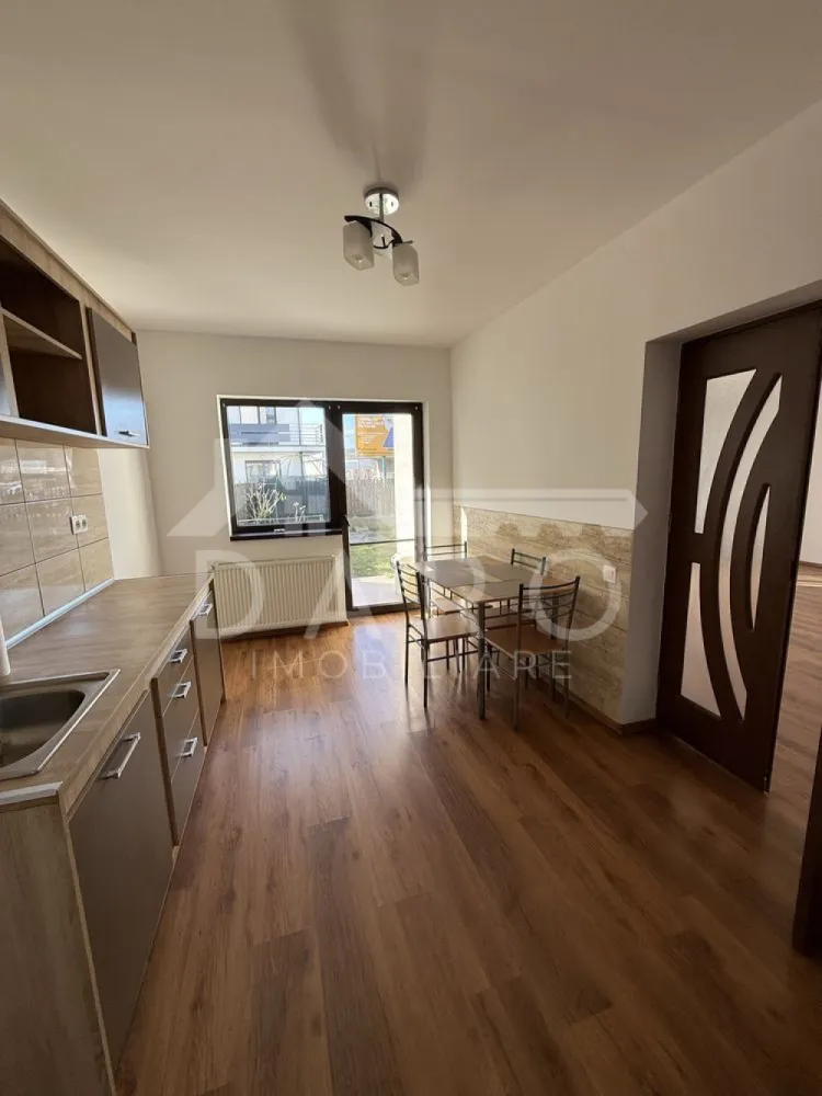 Casa tip duplex de inchiriat-Livezeni, la 1 km de Kaufland - 🏡 Închiriere casă tip duplex – Livezeni | 150 mp | Curte proprie | Zonă rezidențială Se oferă spre închiriere casă tip duplex, situată în Livezeni, la doar 1 km de Kaufland, într-o zonă liniștită, rezidențială și ușor accesibilă. Construcție nouă (2016), ideală pentru familie sau sediu de firmă. 📐 Suprafață utilă: 150 mp 🌳 Teren: 300 mp 🚗 Loc de parcare pentru 2 mașini 🔒 Garanție: echivalentul unei chirii 🚫 Nu se acceptă animale de companie ✔ disponibilă pentru mutare Compartimentare: Parter: ✔ living luminos ✔ bucătărie ✔ cămară ✔ baie ✔ hol spațios Etaj: ✔ 3 camere ✔ baie ✔ 2 spații de depozitare / dressing Beneficii: ✔ locuință parțial mobilată, cu posibilitate de dotare suplimentară în funcție de nevoile chiriașului ✔ construcție modernă, bine întreținută ✔ curte proprie cu spațiu verde – ideală pentru relaxare ✔ zonă liniștită, exclusiv de case Avantaje locație: 📍 zonă rezidențială, aerisită și liniștită 📍 la doar 1 km de Kaufland 📍 acces rapid către oraș 📍 potrivită atât pentru locuit, cât și pentru sediu de firmă 💎 O proprietate spațioasă și modernă, ideală pentru cei care caută confort, liniște și intimitate. 🤝 Proprietate promovată prin DARO Imobiliare 💳 Te gândești ca în viitor să îți cumperi propria locuință? Prin Kiwi Finance îți ofer: ✔ analiză GRATUITĂ a eligibilității ✔ acces la oferte de la peste 12 bănci ✔ negocierea dobânzii în favoarea ta ✔ suport complet până la semnare 📞 Detalii și vizionări: Coman Maria – DARO Imobiliare & Kiwi Finance 📱 0749 535 729 🔑 DARO Imobiliare – găsim proprietatea potrivită. 💳 Kiwi Finance – obținem creditul pentru a o cumpăra. }}