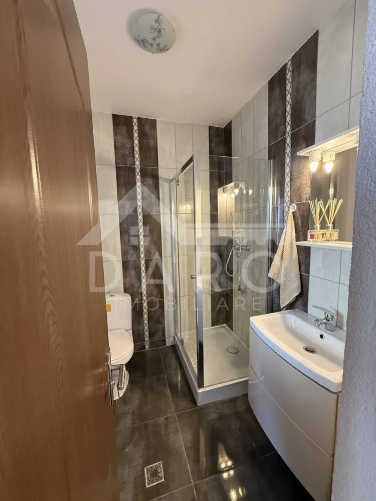 Casa tip duplex de inchiriat-Livezeni, la 1 km de Kaufland - 🏡 Închiriere casă tip duplex – Livezeni | 150 mp | Curte proprie | Zonă rezidențială Se oferă spre închiriere casă tip duplex, situată în Livezeni, la doar 1 km de Kaufland, într-o zonă liniștită, rezidențială și ușor accesibilă. Construcție nouă (2016), ideală pentru familie sau sediu de firmă. 📐 Suprafață utilă: 150 mp 🌳 Teren: 300 mp 🚗 Loc de parcare pentru 2 mașini 🔒 Garanție: echivalentul unei chirii 🚫 Nu se acceptă animale de companie ✔ disponibilă pentru mutare Compartimentare: Parter: ✔ living luminos ✔ bucătărie ✔ cămară ✔ baie ✔ hol spațios Etaj: ✔ 3 camere ✔ baie ✔ 2 spații de depozitare / dressing Beneficii: ✔ locuință parțial mobilată, cu posibilitate de dotare suplimentară în funcție de nevoile chiriașului ✔ construcție modernă, bine întreținută ✔ curte proprie cu spațiu verde – ideală pentru relaxare ✔ zonă liniștită, exclusiv de case Avantaje locație: 📍 zonă rezidențială, aerisită și liniștită 📍 la doar 1 km de Kaufland 📍 acces rapid către oraș 📍 potrivită atât pentru locuit, cât și pentru sediu de firmă 💎 O proprietate spațioasă și modernă, ideală pentru cei care caută confort, liniște și intimitate. 🤝 Proprietate promovată prin DARO Imobiliare 💳 Te gândești ca în viitor să îți cumperi propria locuință? Prin Kiwi Finance îți ofer: ✔ analiză GRATUITĂ a eligibilității ✔ acces la oferte de la peste 12 bănci ✔ negocierea dobânzii în favoarea ta ✔ suport complet până la semnare 📞 Detalii și vizionări: Coman Maria – DARO Imobiliare & Kiwi Finance 📱 0749 535 729 🔑 DARO Imobiliare – găsim proprietatea potrivită. 💳 Kiwi Finance – obținem creditul pentru a o cumpăra. }}