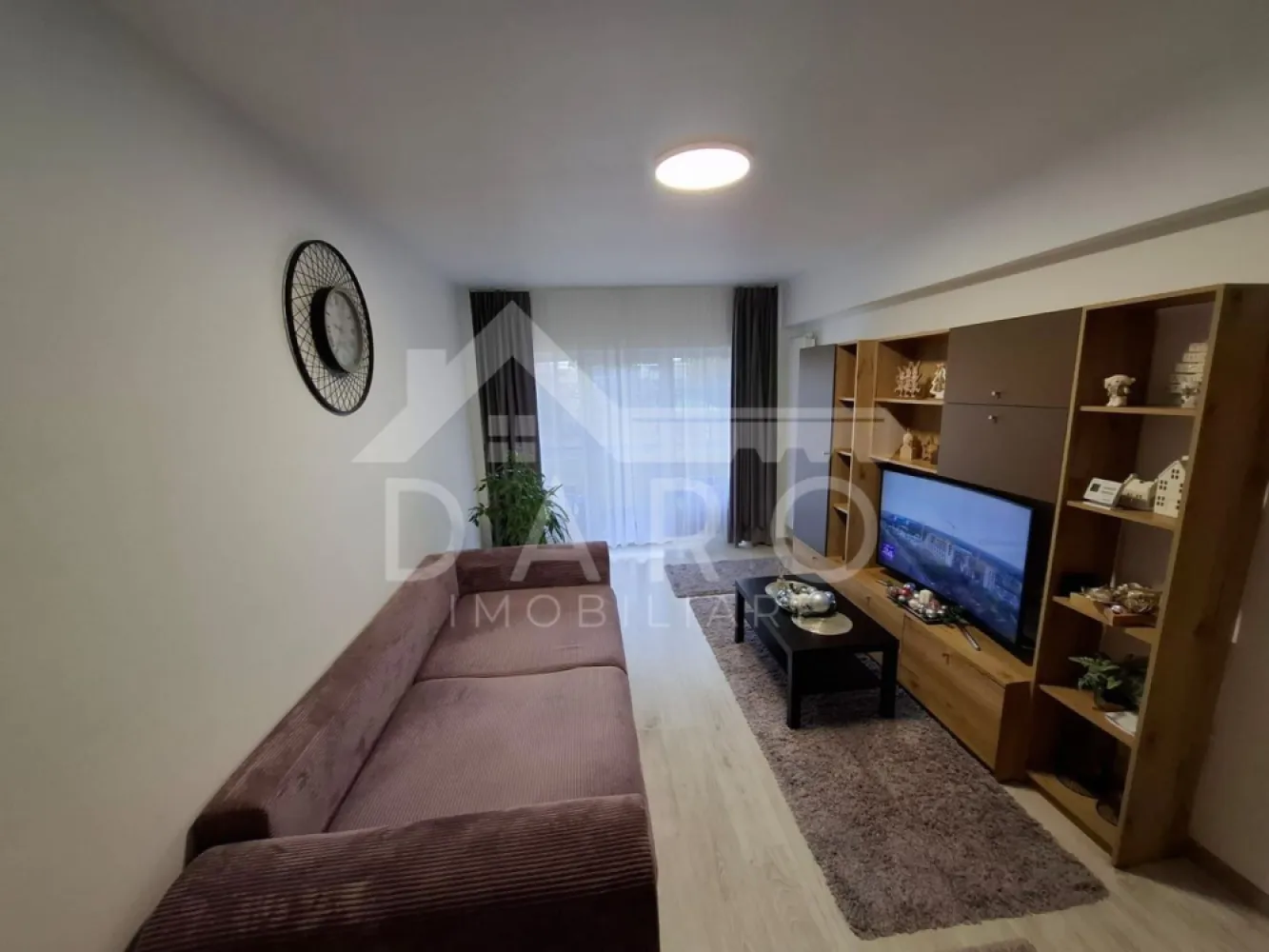 Inchiriez apartament 2 camere,recent renovat, Tudor, bloc nou,parcare! - 🏡 Închiriere apartament 2 camere – Tudor | Zona Shopping City | Parcare privată Se oferă spre închiriere apartament cu 2 camere decomandate, situat în cartierul Tudor, în zona Shopping City – Agora, într-un bloc nou, modern, cu acces securizat. 📐 Suprafață: 60 mp 📅 Disponibil din: 1 Martie 🚗 Loc de parcare privat inclus ✔ ideal pentru cuplu sau persoană activă Despre apartament: ✔ recent renovat integral ✔ compartimentare decomandată ✔ balcon ✔ spații luminoase și bine organizate ✔ bloc nou, cu izolație termică eficientă – costuri reduse la utilități Facilități imobil: ✔ acces cu barieră ✔ sistem de supraveghere video ✔ parcare privată Avantaje locație: 📍 zona Shopping City – Agora 📍 la 5 minute de Lidl și Kaufland 📍 aproape de școală și grădiniță 📍 stație de autobuz în apropiere 📍 zonă modernă, foarte căutată 💎 O locuință modernă, eficientă energetic, într-o zonă cu toate facilitățile necesare. 🤝 Proprietate promovată prin DARO Imobiliare 💳 Te gândești ca în viitor să îți cumperi propria locuință? Prin Kiwi Finance îți ofer: ✔ analiză GRATUITĂ a eligibilității ✔ acces la oferte de la peste 12 bănci ✔ negocierea dobânzii în favoarea ta ✔ suport complet până la semnare 📞 Detalii și vizionări: Coman Maria – DARO Imobiliare & Kiwi Finance 📱 0749 535 729 🔑 DARO Imobiliare – găsim locuința potrivită. 💳 Kiwi Finance – obținem creditul pentru a o cumpăra. }}