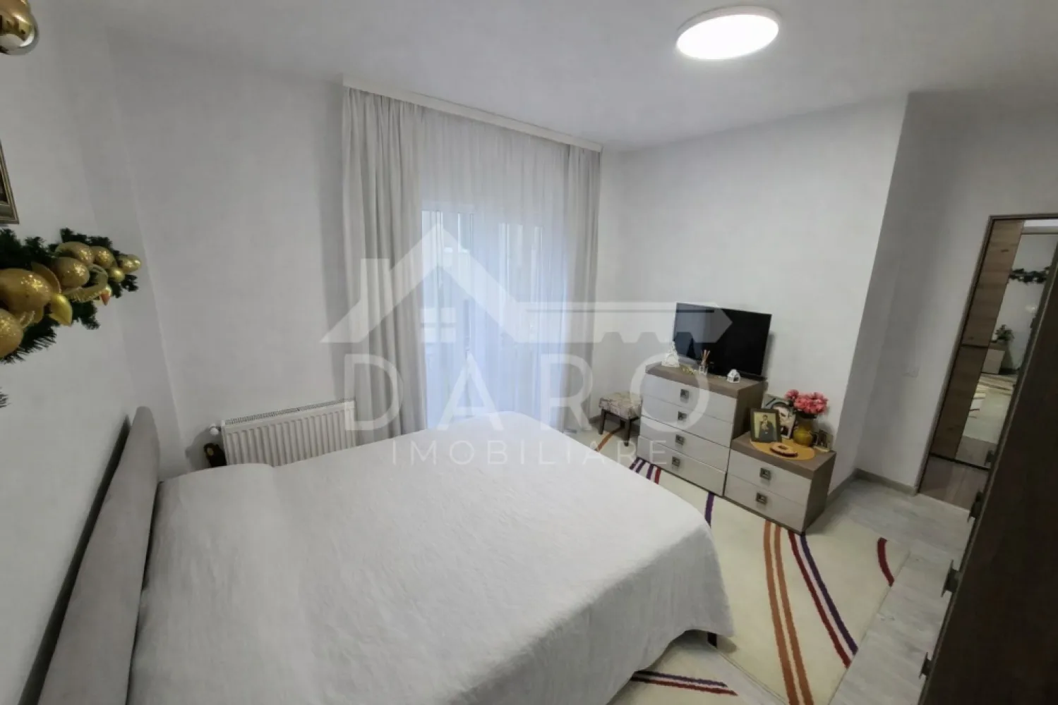 Inchiriez apartament 2 camere,recent renovat, Tudor, bloc nou,parcare! - 🏡 Închiriere apartament 2 camere – Tudor | Zona Shopping City | Parcare privată Se oferă spre închiriere apartament cu 2 camere decomandate, situat în cartierul Tudor, în zona Shopping City – Agora, într-un bloc nou, modern, cu acces securizat. 📐 Suprafață: 60 mp 📅 Disponibil din: 1 Martie 🚗 Loc de parcare privat inclus ✔ ideal pentru cuplu sau persoană activă Despre apartament: ✔ recent renovat integral ✔ compartimentare decomandată ✔ balcon ✔ spații luminoase și bine organizate ✔ bloc nou, cu izolație termică eficientă – costuri reduse la utilități Facilități imobil: ✔ acces cu barieră ✔ sistem de supraveghere video ✔ parcare privată Avantaje locație: 📍 zona Shopping City – Agora 📍 la 5 minute de Lidl și Kaufland 📍 aproape de școală și grădiniță 📍 stație de autobuz în apropiere 📍 zonă modernă, foarte căutată 💎 O locuință modernă, eficientă energetic, într-o zonă cu toate facilitățile necesare. 🤝 Proprietate promovată prin DARO Imobiliare 💳 Te gândești ca în viitor să îți cumperi propria locuință? Prin Kiwi Finance îți ofer: ✔ analiză GRATUITĂ a eligibilității ✔ acces la oferte de la peste 12 bănci ✔ negocierea dobânzii în favoarea ta ✔ suport complet până la semnare 📞 Detalii și vizionări: Coman Maria – DARO Imobiliare & Kiwi Finance 📱 0749 535 729 🔑 DARO Imobiliare – găsim locuința potrivită. 💳 Kiwi Finance – obținem creditul pentru a o cumpăra. }}