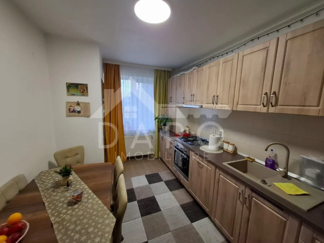 Inchiriez apartament 2 camere,recent renovat, Tudor, bloc nou,parcare! - 🏡 Închiriere apartament 2 camere – Tudor | Zona Shopping City | Parcare privată Se oferă spre închiriere apartament cu 2 camere decomandate, situat în cartierul Tudor, în zona Shopping City – Agora, într-un bloc nou, modern, cu acces securizat. 📐 Suprafață: 60 mp 📅 Disponibil din: 1 Martie 🚗 Loc de parcare privat inclus ✔ ideal pentru cuplu sau persoană activă Despre apartament: ✔ recent renovat integral ✔ compartimentare decomandată ✔ balcon ✔ spații luminoase și bine organizate ✔ bloc nou, cu izolație termică eficientă – costuri reduse la utilități Facilități imobil: ✔ acces cu barieră ✔ sistem de supraveghere video ✔ parcare privată Avantaje locație: 📍 zona Shopping City – Agora 📍 la 5 minute de Lidl și Kaufland 📍 aproape de școală și grădiniță 📍 stație de autobuz în apropiere 📍 zonă modernă, foarte căutată 💎 O locuință modernă, eficientă energetic, într-o zonă cu toate facilitățile necesare. 🤝 Proprietate promovată prin DARO Imobiliare 💳 Te gândești ca în viitor să îți cumperi propria locuință? Prin Kiwi Finance îți ofer: ✔ analiză GRATUITĂ a eligibilității ✔ acces la oferte de la peste 12 bănci ✔ negocierea dobânzii în favoarea ta ✔ suport complet până la semnare 📞 Detalii și vizionări: Coman Maria – DARO Imobiliare & Kiwi Finance 📱 0749 535 729 🔑 DARO Imobiliare – găsim locuința potrivită. 💳 Kiwi Finance – obținem creditul pentru a o cumpăra. }}