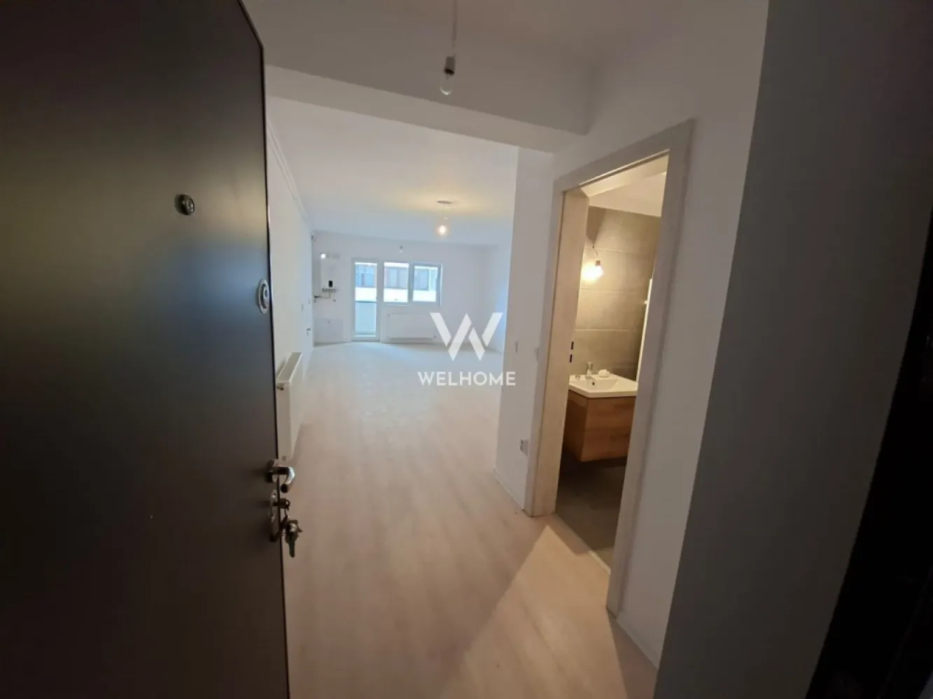 Apartament INTABULAT LA CHEIE, 4 camere, Sibiu - Comision zero Va oferim spre vanzare, direct de la dezvoltator, un apartament spatios de 4 camere si 2 bai,situat intr-un complex rezidential NOU de pe strada Doamna Stanca. Blocul este INTABULAT, predare imediata. Apartamentul este disponibil deja finisat la cheie (conform fotografii) la etajul 2 sau semifinisat la etajul 1. Suprafata utila : 81mp+ 2 balcoane in suprafata totala de 8.49mp Compartimentare: Hol, living open space cu bucatarie, 3 dormitoare si 2 bai. (vezi schita) Stadiul de predare: Interior LA CHEIE: centrala, calorifere, gresie, faianta, parchet ,usi , intrerupatoare, cu materiale alese de cumparator Exterior LA CHEIE. Strazi pavate, iluminate, locuri de parcare delimitate Pret finisat LA CHEIE: 147600 euro sau LA ALB : 136200 euro Detalii si vizionari: 0752.088.381- Roxana }}