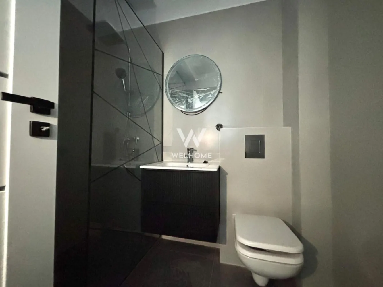 Apartament 3 camere, 2 bai - Zona Unirii, Selimbar - Apartament 3 camere 59.84 mp, ETAJUL 1/2 - Selimbar Situat în Șelimbăr, zona Unirii, într-un ansamblu format din 3 vile cu regim redus de înălțime P+2. Poziționat la etajul 1/2, etajul 2 vine la pachet cu POD pe toata suprafata, acces direct din apartament. - Suprafață utilă de 59.84 mp + balcon de 6,79 mp, prevăzut cu cămară/debara pentru depozitare. Compartimentat astfel: living open space cu bucătărie, 2 dormitoare, 2 băi(una cu geam), balcon, debara. Apartamentul este dotat cu încălzire în pardoseală, un sistem modern care asigură distribuția uniformă a căldurii, un confort termic superior și eficiență energetică sporită. Imobilul se predă la stadiul de SEMIFINISAT, oferindu-ți posibilitatea de a-l personaliza după propriul gust, sau LA CHEIE, contra cost, cu finisaje realizate de dezvoltator conform preferințelor tale. Situat intr-o zona bună, cu acces facil la magazine, școala, mijloace de transport, shoping city și alte puncte de interes. Un loc de parcare este inclus în preț. Pret SEMIFINISAT: 112.212 Euro Pret LA CHEIE: 124.180 Euro Telefon: 0747.639.802 }}