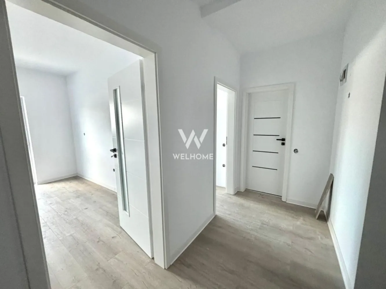 Apartament DECOMANDAT 2 camere - Str. Unirii, Selimbar - Apartament 2 camere 54.39 mp, ETAJUL 1/2 - Selimbar Situat în Șelimbăr, zona Unirii, într-un ansamblu format din 3 vile cu regim redus de înălțime P+2. Poziționat la etajul 1/2, etajul 2 vine la pachet cu POD pe toata suprafata, acces direct din apartament. - Suprafață utilă de 54.39 mp + balcon de 6,58 mp, prevăzut cu cămară/debara pentru depozitare. Compartimentat astfel: hol acces, living, bucătărie separată, dormitor, balcon, debara. Apartamentul este dotat cu încălzire în pardoseală, un sistem modern care asigură distribuția uniformă a căldurii, un confort termic superior și eficiență energetică sporită. Imobilul se predă la stadiul de SEMIFINISAT, oferindu-ți posibilitatea de a-l personaliza după propriul gust, sau LA CHEIE, contra cost, cu finisaje realizate de dezvoltator conform preferințelor tale. Situat intr-o zona bună, cu acces facil la magazine, școala, mijloace de transport, shoping city și alte puncte de interes. Un loc de parcare este inclus în preț. Pret SEMIFINISAT: 102.402 Euro Pret LA CHEIE: 113.280 Euro Telefon: 0747.639.802 }}