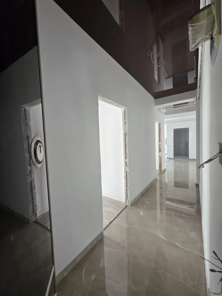 APARTAMENT 3 CAM INTABULAT -OFERTA UNICA - 1320€ MP UTIL, FINISAJE PREMIUM - OFERTA UNICA - 1320€ MP UTIL, FINISAJE PREMIUM&nbsp;Intabulat disponibil imediat, imobil locuit!076 700 5000– PENTRU DETALII SI VIZIONARE !Se vinde apartament 3 camere luminos si spatios – 79.5mp utili format din 2 dormitoare, living open space + bucătărie, baie si balcon.Situat intr-o zona de interes ridicat, Octavian Goga nr 5, langa bulevardul Vasile Milea, mall shopping city si majoritatea centrelor de interes (kaufland, lidl, Vasile Aron etc)✅ Preț excelent: 105.000 € ( doar 1.320 €/m2)✅️ COMISION 0%✅ 79.5mp utili&nbsp;✅ Intabulat – actele pregătite pentru vânzare✅ Incalzire in pardoseala pentru confort si economie✅ Finisaje Premium✅ Mutare imediată✅ Cartier locuit, acces rapid la bulevard, mall shopping city, Kaufland, lidl,școli și grădinițe. }}