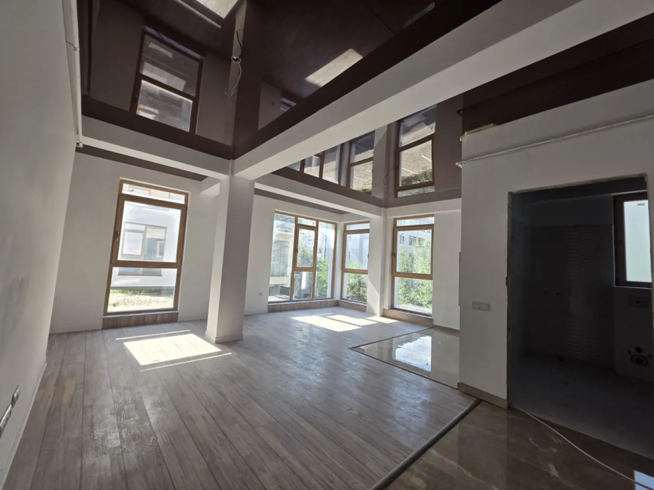 APARTAMENT 3 CAM INTABULAT -OFERTA UNICA - 1320€ MP UTIL, FINISAJE PREMIUM - OFERTA UNICA - 1320€ MP UTIL, FINISAJE PREMIUM&nbsp;Intabulat disponibil imediat, imobil locuit!076 700 5000– PENTRU DETALII SI VIZIONARE !Se vinde apartament 3 camere luminos si spatios – 79.5mp utili format din 2 dormitoare, living open space + bucătărie, baie si balcon.Situat intr-o zona de interes ridicat, Octavian Goga nr 5, langa bulevardul Vasile Milea, mall shopping city si majoritatea centrelor de interes (kaufland, lidl, Vasile Aron etc)✅ Preț excelent: 105.000 € ( doar 1.320 €/m2)✅️ COMISION 0%✅ 79.5mp utili&nbsp;✅ Intabulat – actele pregătite pentru vânzare✅ Incalzire in pardoseala pentru confort si economie✅ Finisaje Premium✅ Mutare imediată✅ Cartier locuit, acces rapid la bulevard, mall shopping city, Kaufland, lidl,școli și grădinițe. }}