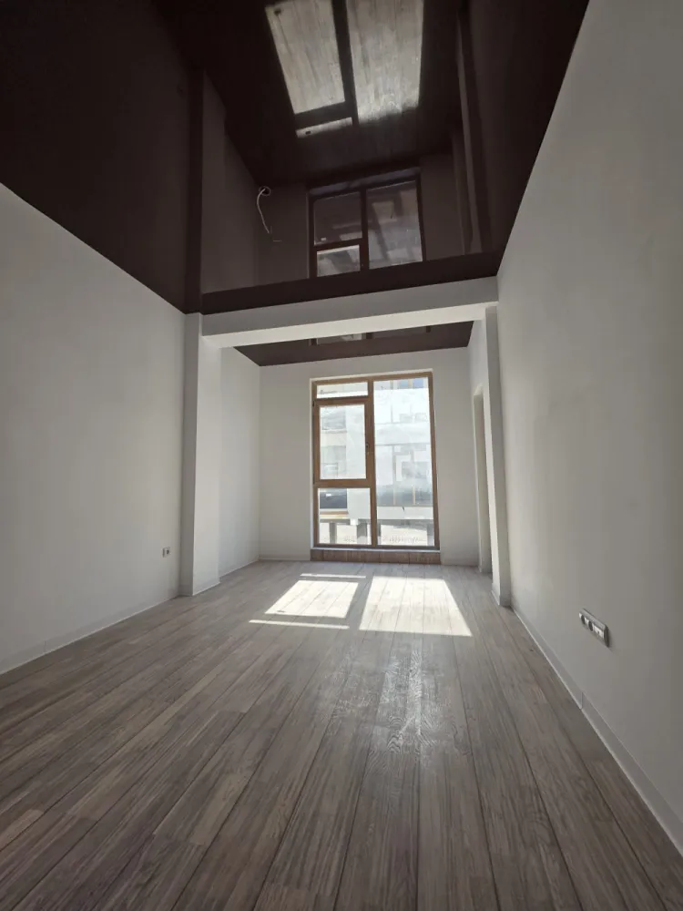 APARTAMENT 3 CAM INTABULAT -OFERTA UNICA - 1320€ MP UTIL, FINISAJE PREMIUM - OFERTA UNICA - 1320€ MP UTIL, FINISAJE PREMIUM&nbsp;Intabulat disponibil imediat, imobil locuit!076 700 5000– PENTRU DETALII SI VIZIONARE !Se vinde apartament 3 camere luminos si spatios – 79.5mp utili format din 2 dormitoare, living open space + bucătărie, baie si balcon.Situat intr-o zona de interes ridicat, Octavian Goga nr 5, langa bulevardul Vasile Milea, mall shopping city si majoritatea centrelor de interes (kaufland, lidl, Vasile Aron etc)✅ Preț excelent: 105.000 € ( doar 1.320 €/m2)✅️ COMISION 0%✅ 79.5mp utili&nbsp;✅ Intabulat – actele pregătite pentru vânzare✅ Incalzire in pardoseala pentru confort si economie✅ Finisaje Premium✅ Mutare imediată✅ Cartier locuit, acces rapid la bulevard, mall shopping city, Kaufland, lidl,școli și grădinițe. }}