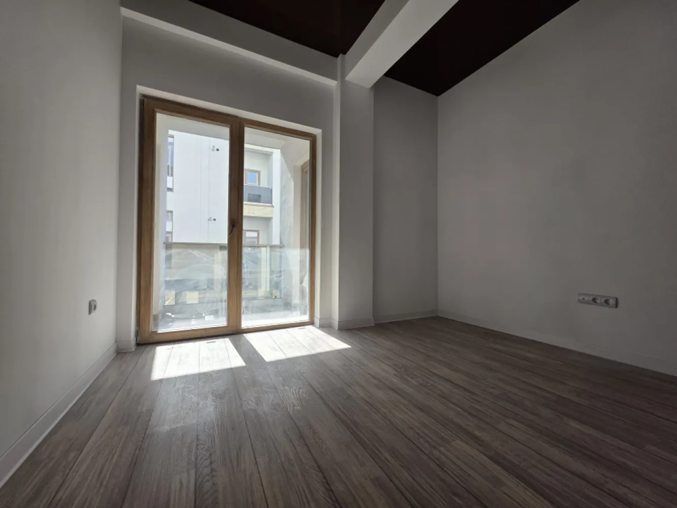 APARTAMENT 3 CAM INTABULAT -OFERTA UNICA - 1320€ MP UTIL, FINISAJE PREMIUM - OFERTA UNICA - 1320€ MP UTIL, FINISAJE PREMIUM&nbsp;Intabulat disponibil imediat, imobil locuit!076 700 5000– PENTRU DETALII SI VIZIONARE !Se vinde apartament 3 camere luminos si spatios – 79.5mp utili format din 2 dormitoare, living open space + bucătărie, baie si balcon.Situat intr-o zona de interes ridicat, Octavian Goga nr 5, langa bulevardul Vasile Milea, mall shopping city si majoritatea centrelor de interes (kaufland, lidl, Vasile Aron etc)✅ Preț excelent: 105.000 € ( doar 1.320 €/m2)✅️ COMISION 0%✅ 79.5mp utili&nbsp;✅ Intabulat – actele pregătite pentru vânzare✅ Incalzire in pardoseala pentru confort si economie✅ Finisaje Premium✅ Mutare imediată✅ Cartier locuit, acces rapid la bulevard, mall shopping city, Kaufland, lidl,școli și grădinițe. }}