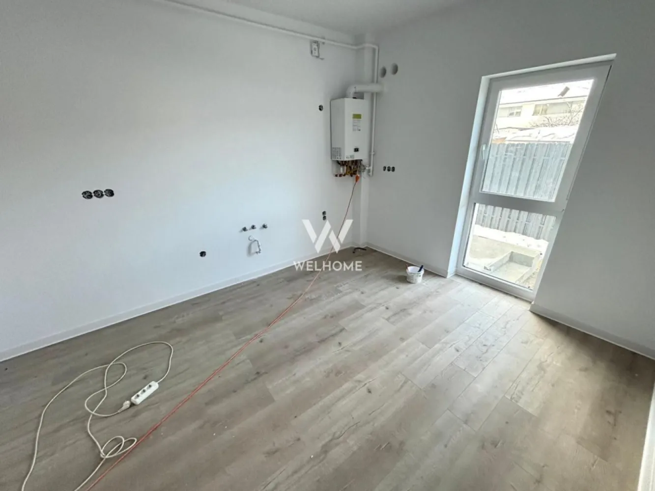 Apartament 2 camere decomandat, baie cu geam - Zona Unirii, Selimbar - Apartament 2 camere generos 56 mp, Etajul 1/2 - Selimbar Situat în Șelimbăr, zona Unirii, într-un ansamblu format din 3 vile cu regim redus de înălțime P+2. Poziționat la etajul 1/2, etajul 2 vine la pachet cu POD pe toata suprafata, acces direct din apartament. - Suprafață utilă de 56 mp + balcon de 6,58 mp, prevăzut cu cămară/debara pentru depozitare. Compartimentat astfel: hol acces, living, bucătărie separată, dormitor, baie cu geam, balcon, debara. Apartamentul este dotat cu încălzire în pardoseală, un sistem modern care asigură distribuția uniformă a căldurii, un confort termic superior și eficiență energetică sporită. Imobilul se predă la stadiul de SEMIFINISAT, oferindu-ți posibilitatea de a-l personaliza după propriul gust, sau LA CHEIE, contra cost, cu finisaje realizate de dezvoltator conform preferințelor tale. Situat intr-o zona bună, cu acces facil la magazine, școala, mijloace de transport, shoping city și alte puncte de interes. Un loc de parcare este inclus în preț. Pret SEMIFINISAT: 105.300 Euro Pret LA CHEIE: 116.500 Euro Telefon: 0747.639.802 }}