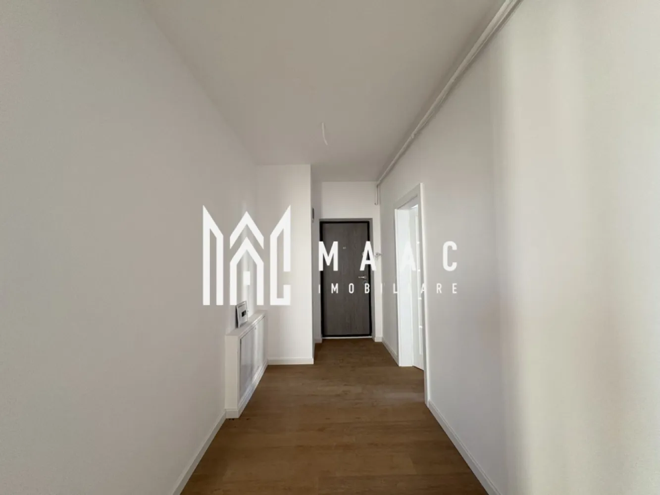 Apartament 3 camere I 2 Bai I Parcare inclusa I Zona vest - MAAC Imobiliare va propune spre vânzare un apartament la vilă cu 3 camere foarte aproape de zona industrială vest și aeroport ❗️ Apartamentul este la cheie cu centrală proprie,încălzire în pardosea ,parchet ,băile cu geam, utilate complet și este compus din : Dormitor 1 ,14.87 mp Dormitor 2 ,12,25 mp Living ,19 mp Bucătărie , 6,97 mp Baie cu cadă și geam de aerisire ,6,39 mp Baie cu duș ,3,10 mp Hol ,9.62 mp Terasa ,15.44 mp Pentru mai multe detalii, precizați telefonic că ați văzut anunțul cu ID CP2852914 }}