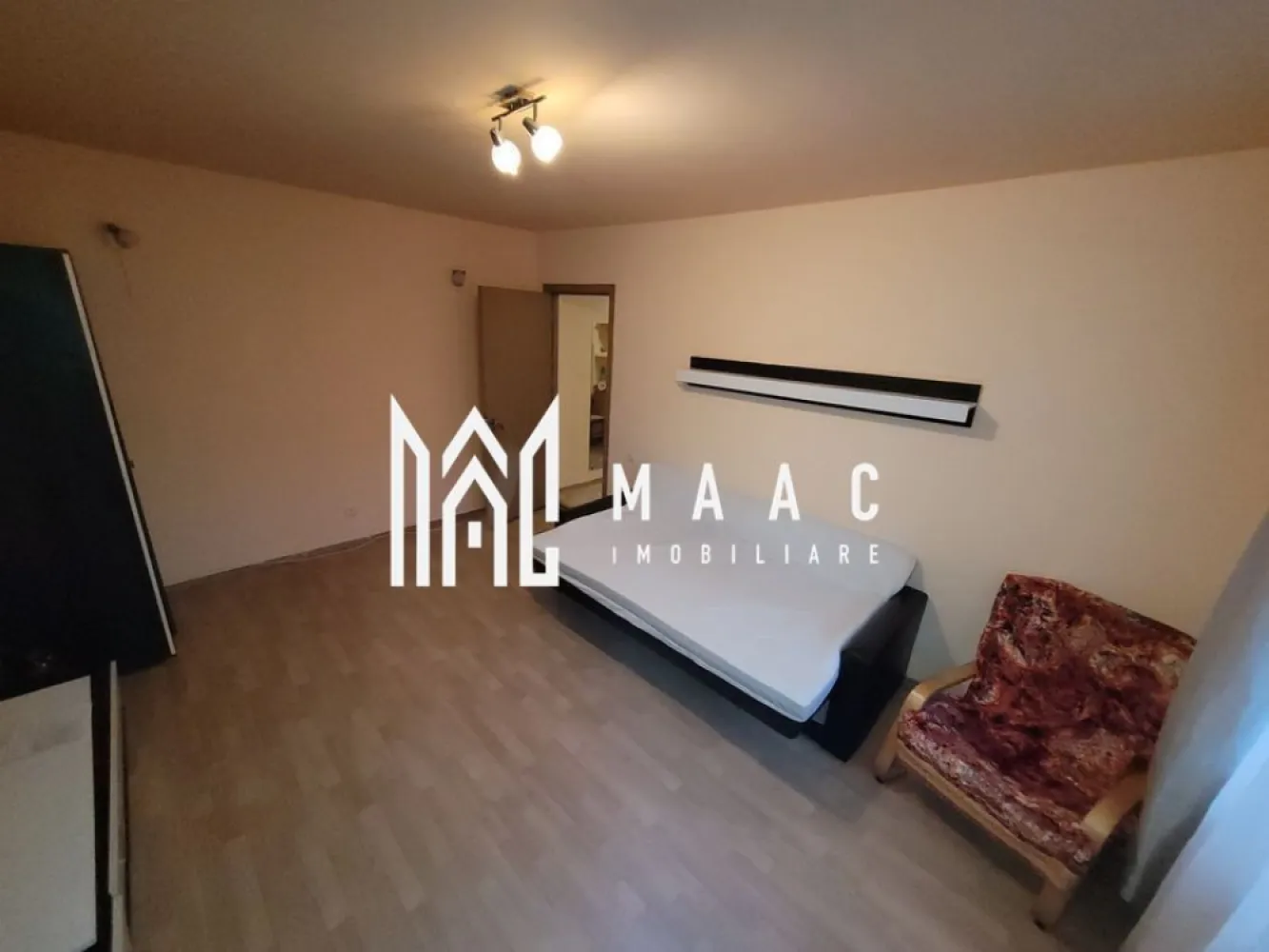 Apartament 2 camere | Etaj 3 | 50 MPU | Vasile Aaron - MAAC Imobiliare vă propune spre închiriere un apartament cu 2 camere, decomandat, situat in Vasile Aaron, într-o zonă accesibilă și liniștită. Apartamentul este modern, complet mobilat și oferă o compartimentare practică, ideală pentru un stil de viață confortabil. Detalii apartament: Compartimentare decomandată Living separat Dormitor Bucătărie Baie cu geam pentru aerisire Dotări: Apartament complet mobilat Electrocasnice esențiale, inclusiv frigider Mobilier modern și funcțional Avantaje locație: Acces facil la transport public Magazine, școli și parcuri în apropiere Zonă bine conectată la principalele puncte de interes ale orașului Pentru mai multe informatii specificati ca ati vazut anuntul cu ID: CP2930512 }}