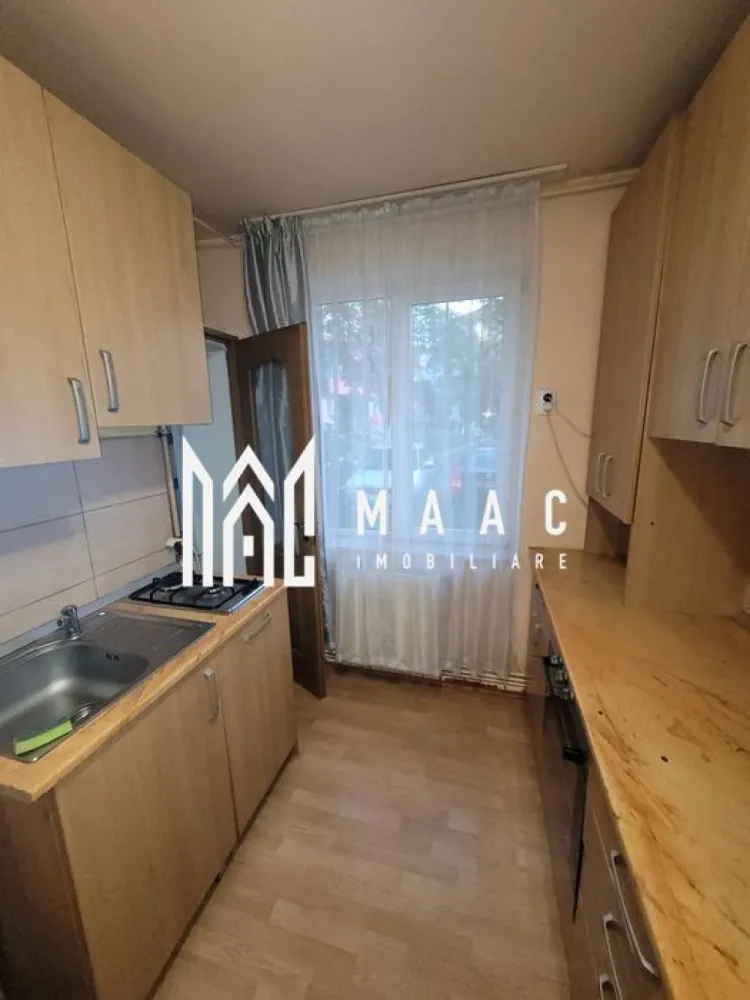 Apartament 2 camere | Etaj 3 | 50 MPU | Vasile Aaron - MAAC Imobiliare vă propune spre închiriere un apartament cu 2 camere, decomandat, situat in Vasile Aaron, într-o zonă accesibilă și liniștită. Apartamentul este modern, complet mobilat și oferă o compartimentare practică, ideală pentru un stil de viață confortabil. Detalii apartament: Compartimentare decomandată Living separat Dormitor Bucătărie Baie cu geam pentru aerisire Dotări: Apartament complet mobilat Electrocasnice esențiale, inclusiv frigider Mobilier modern și funcțional Avantaje locație: Acces facil la transport public Magazine, școli și parcuri în apropiere Zonă bine conectată la principalele puncte de interes ale orașului Pentru mai multe informatii specificati ca ati vazut anuntul cu ID: CP2930512 }}