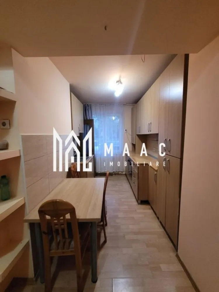 Apartament 2 camere | Etaj 3 | 50 MPU | Vasile Aaron - MAAC Imobiliare vă propune spre închiriere un apartament cu 2 camere, decomandat, situat in Vasile Aaron, într-o zonă accesibilă și liniștită. Apartamentul este modern, complet mobilat și oferă o compartimentare practică, ideală pentru un stil de viață confortabil. Detalii apartament: Compartimentare decomandată Living separat Dormitor Bucătărie Baie cu geam pentru aerisire Dotări: Apartament complet mobilat Electrocasnice esențiale, inclusiv frigider Mobilier modern și funcțional Avantaje locație: Acces facil la transport public Magazine, școli și parcuri în apropiere Zonă bine conectată la principalele puncte de interes ale orașului Pentru mai multe informatii specificati ca ati vazut anuntul cu ID: CP2930512 }}