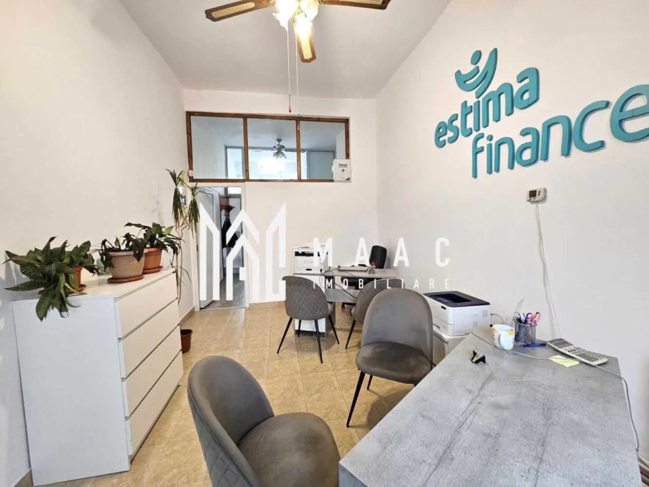 Spatiu Birouri | 32 mp | Zona centrala - MAAC Imobiliare vă propune spre închiriere un spațiu de birouri în suprafață de 32 mp, situat într-o zonă excelentă din Sibiu, în apropiere de noul mall, Spitalul Județean și centrul orașului. Spațiul este ideal pentru cabinet de avocatură, contabilitate, consultanță sau alte activități de birou. Proprietatea este compartimentată eficient în două încăperi, hol de acces și două grupuri sanitare, oferind funcționalitate și confort pentru desfășurarea activității. Beneficiază de acces direct din stradă și vizibilitate foarte bună, atât pentru pietoni, cât și pentru traficul auto – un avantaj important pentru orice activitate profesională. Finisajele sunt de calitate: gresie, pardoseală din vinil, pereți finisați cu vopsea lavabilă albă și lumină naturală abundentă. Spațiul dispune de centrală termică proprie și contorizări separate pentru utilități, asigurând un control eficient al costurilor. Pentru mai multe detalii sau pentru a programa o vizionare, vă rugăm să ne contactați specificând ID:CP2929876 }}