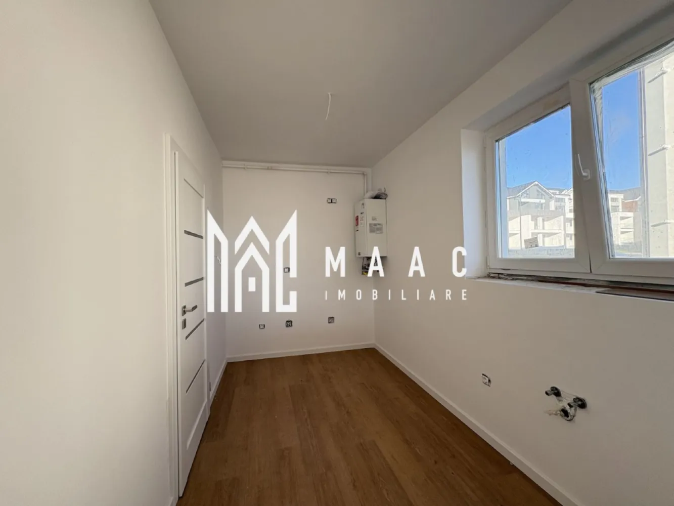 Apartament 3 camere I 2 Bai I Parcare inclusa I Zona vest - MAAC Imobiliare va propune spre vânzare un apartament la vilă cu 3 camere foarte aproape de zona industrială vest și aeroport ❗️ Apartamentul este la cheie cu centrală proprie,încălzire în pardosea ,parchet ,băile cu geam, utilate complet și este compus din : Dormitor 1 ,14.87 mp Dormitor 2 ,12,25 mp Living ,19 mp Bucătărie , 6,97 mp Baie cu cadă și geam de aerisire ,6,39 mp Baie cu duș ,3,10 mp Hol ,9.62 mp Terasa ,15.44 mp Pentru mai multe detalii, precizați telefonic că ați văzut anunțul cu ID CP2852914 }}