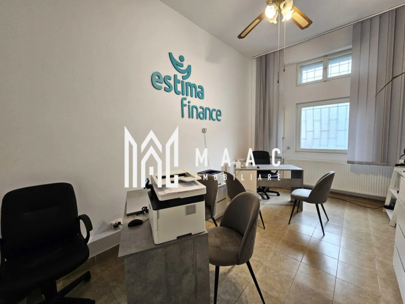 Spatiu Birouri | 32 mp | Zona centrala - MAAC Imobiliare vă propune spre închiriere un spațiu de birouri în suprafață de 32 mp, situat într-o zonă excelentă din Sibiu, în apropiere de noul mall, Spitalul Județean și centrul orașului. Spațiul este ideal pentru cabinet de avocatură, contabilitate, consultanță sau alte activități de birou. Proprietatea este compartimentată eficient în două încăperi, hol de acces și două grupuri sanitare, oferind funcționalitate și confort pentru desfășurarea activității. Beneficiază de acces direct din stradă și vizibilitate foarte bună, atât pentru pietoni, cât și pentru traficul auto – un avantaj important pentru orice activitate profesională. Finisajele sunt de calitate: gresie, pardoseală din vinil, pereți finisați cu vopsea lavabilă albă și lumină naturală abundentă. Spațiul dispune de centrală termică proprie și contorizări separate pentru utilități, asigurând un control eficient al costurilor. Pentru mai multe detalii sau pentru a programa o vizionare, vă rugăm să ne contactați specificând ID:CP2929876 }}