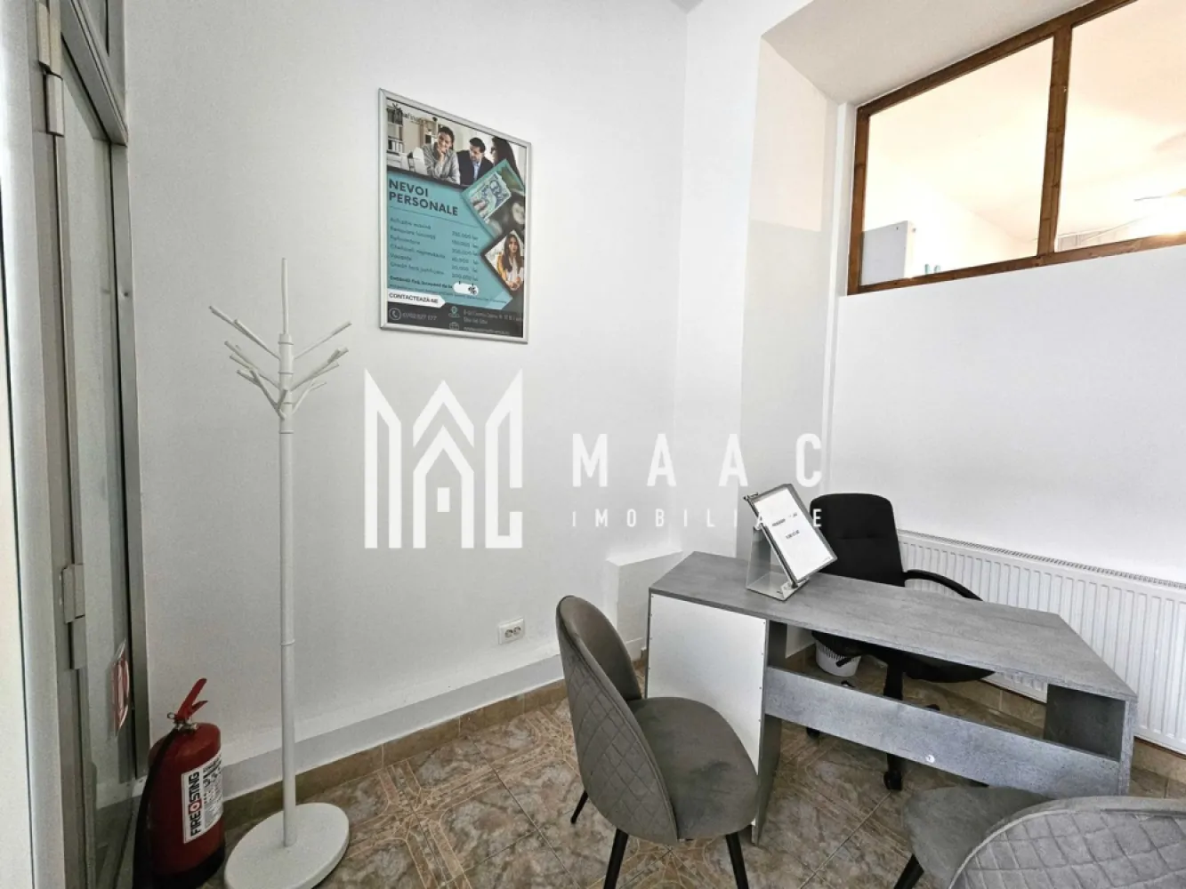 Spatiu Birouri | 32 mp | Zona centrala - MAAC Imobiliare vă propune spre închiriere un spațiu de birouri în suprafață de 32 mp, situat într-o zonă excelentă din Sibiu, în apropiere de noul mall, Spitalul Județean și centrul orașului. Spațiul este ideal pentru cabinet de avocatură, contabilitate, consultanță sau alte activități de birou. Proprietatea este compartimentată eficient în două încăperi, hol de acces și două grupuri sanitare, oferind funcționalitate și confort pentru desfășurarea activității. Beneficiază de acces direct din stradă și vizibilitate foarte bună, atât pentru pietoni, cât și pentru traficul auto – un avantaj important pentru orice activitate profesională. Finisajele sunt de calitate: gresie, pardoseală din vinil, pereți finisați cu vopsea lavabilă albă și lumină naturală abundentă. Spațiul dispune de centrală termică proprie și contorizări separate pentru utilități, asigurând un control eficient al costurilor. Pentru mai multe detalii sau pentru a programa o vizionare, vă rugăm să ne contactați specificând ID:CP2929876 }}