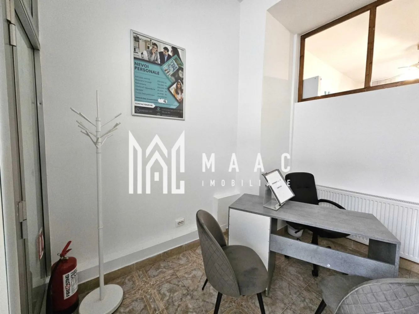 Spatiu Birouri | 32 mp | Zona centrala - MAAC Imobiliare vă propune spre închiriere un spațiu de birouri în suprafață de 32 mp, situat într-o zonă excelentă din Sibiu, în apropiere de noul mall, Spitalul Județean și centrul orașului. Spațiul este ideal pentru cabinet de avocatură, contabilitate, consultanță sau alte activități de birou. Proprietatea este compartimentată eficient în două încăperi, hol de acces și două grupuri sanitare, oferind funcționalitate și confort pentru desfășurarea activității. Beneficiază de acces direct din stradă și vizibilitate foarte bună, atât pentru pietoni, cât și pentru traficul auto – un avantaj important pentru orice activitate profesională. Finisajele sunt de calitate: gresie, pardoseală din vinil, pereți finisați cu vopsea lavabilă albă și lumină naturală abundentă. Spațiul dispune de centrală termică proprie și contorizări separate pentru utilități, asigurând un control eficient al costurilor. Pentru mai multe detalii sau pentru a programa o vizionare, vă rugăm să ne contactați specificând ID:CP2929876 }}