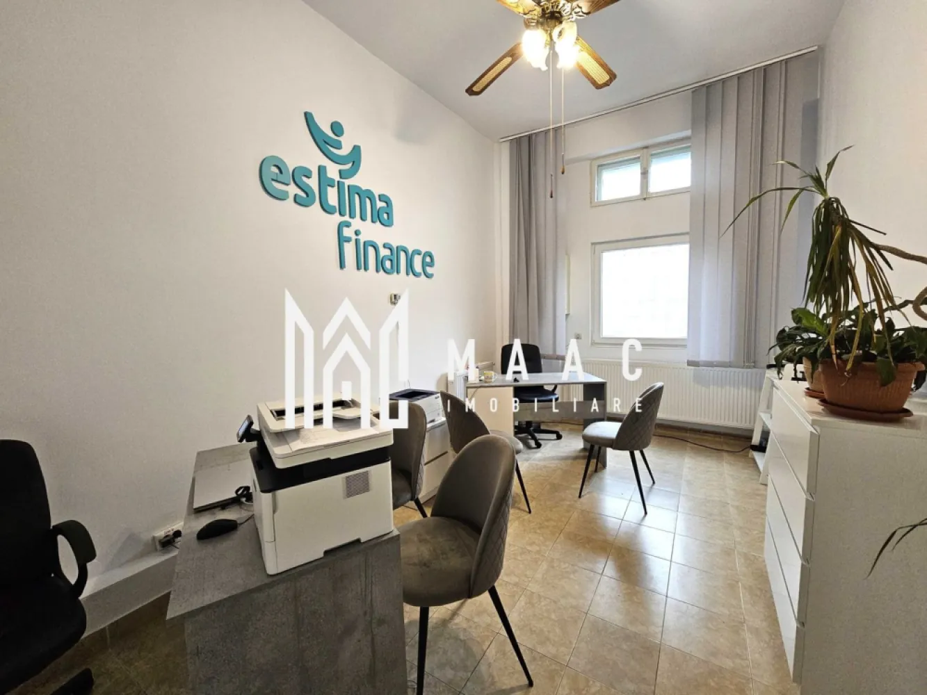 Spatiu Birouri | 32 mp | Zona centrala - MAAC Imobiliare vă propune spre închiriere un spațiu de birouri în suprafață de 32 mp, situat într-o zonă excelentă din Sibiu, în apropiere de noul mall, Spitalul Județean și centrul orașului. Spațiul este ideal pentru cabinet de avocatură, contabilitate, consultanță sau alte activități de birou. Proprietatea este compartimentată eficient în două încăperi, hol de acces și două grupuri sanitare, oferind funcționalitate și confort pentru desfășurarea activității. Beneficiază de acces direct din stradă și vizibilitate foarte bună, atât pentru pietoni, cât și pentru traficul auto – un avantaj important pentru orice activitate profesională. Finisajele sunt de calitate: gresie, pardoseală din vinil, pereți finisați cu vopsea lavabilă albă și lumină naturală abundentă. Spațiul dispune de centrală termică proprie și contorizări separate pentru utilități, asigurând un control eficient al costurilor. Pentru mai multe detalii sau pentru a programa o vizionare, vă rugăm să ne contactați specificând ID:CP2929876 }}