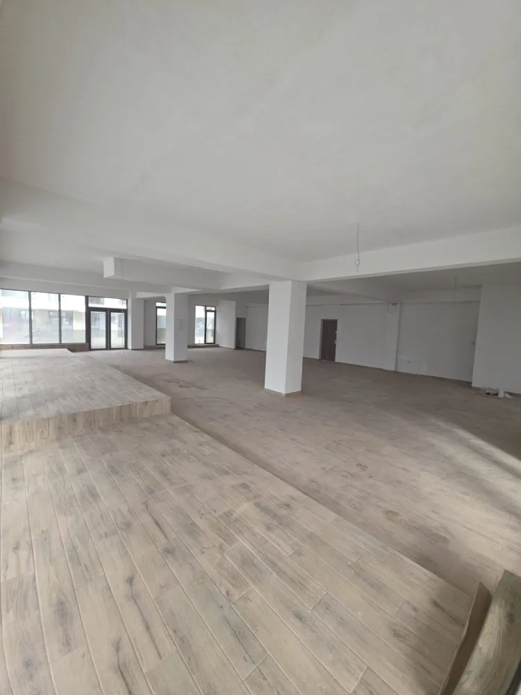 Spațiu comercial de închiriat 171MP UTIL-1000EURO- FINISAT – Str. DNA STANCA- Vad commercial - Spațiu comercial premium de închiriat FINISAT – Str. DNA STANCA- Vad commercial&nbsp;📍 Poziționare excelentă, în imediata apropiere a străzii principale, ideală pentru business-uri care pun accent pe imagine, accesibilitate și confort.💰 Chirie: 1.000 € + TVA PENTRU 171MP UTILI , situat la parter înalt, suprafata mare cu posibilitate de compartimentare in functie de nevoi, finisat, modern, cu încălzire în pardoseală și multiple căi de acces, oferind flexibilitate maximă pentru diverse tipuri de activități.&nbsp;Avantaje cheie:&nbsp;3 căi de acces – 2 din exterior + 1 din casa scării171mp utili, 2 grupuri sanitare, ideal pentru compartimentare in functie de nevoi&nbsp;Vizibilitate foarte bună și acces facil&nbsp;Încălzire în pardoseală – confort constant&nbsp;Potrivit pentru showroom, clinică, birouri, cabinet medical, stomatologic, salon beauty, birouri, sediu firmă sau retail.