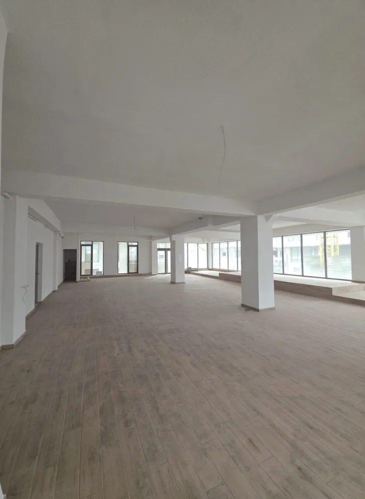Spațiu comercial de închiriat 171MP UTIL-1000EURO- FINISAT – Str. DNA STANCA- Vad commercial - Spațiu comercial premium de închiriat FINISAT – Str. DNA STANCA- Vad commercial&nbsp;📍 Poziționare excelentă, în imediata apropiere a străzii principale, ideală pentru business-uri care pun accent pe imagine, accesibilitate și confort.💰 Chirie: 1.000 € + TVA PENTRU 171MP UTILI , situat la parter înalt, suprafata mare cu posibilitate de compartimentare in functie de nevoi, finisat, modern, cu încălzire în pardoseală și multiple căi de acces, oferind flexibilitate maximă pentru diverse tipuri de activități.&nbsp;Avantaje cheie:&nbsp;3 căi de acces – 2 din exterior + 1 din casa scării171mp utili, 2 grupuri sanitare, ideal pentru compartimentare in functie de nevoi&nbsp;Vizibilitate foarte bună și acces facil&nbsp;Încălzire în pardoseală – confort constant&nbsp;Potrivit pentru showroom, clinică, birouri, cabinet medical, stomatologic, salon beauty, birouri, sediu firmă sau retail. }}