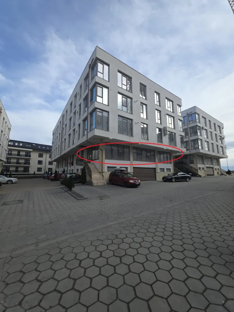 Spațiu comercial de închiriat 171MP UTIL-1000EURO- FINISAT – Str. DNA STANCA- Vad commercial - Spațiu comercial premium de închiriat FINISAT – Str. DNA STANCA- Vad commercial&nbsp;📍 Poziționare excelentă, în imediata apropiere a străzii principale, ideală pentru business-uri care pun accent pe imagine, accesibilitate și confort.💰 Chirie: 1.000 € + TVA PENTRU 171MP UTILI , situat la parter înalt, suprafata mare cu posibilitate de compartimentare in functie de nevoi, finisat, modern, cu încălzire în pardoseală și multiple căi de acces, oferind flexibilitate maximă pentru diverse tipuri de activități.&nbsp;Avantaje cheie:&nbsp;3 căi de acces – 2 din exterior + 1 din casa scării171mp utili, 2 grupuri sanitare, ideal pentru compartimentare in functie de nevoi&nbsp;Vizibilitate foarte bună și acces facil&nbsp;Încălzire în pardoseală – confort constant&nbsp;Potrivit pentru showroom, clinică, birouri, cabinet medical, stomatologic, salon beauty, birouri, sediu firmă sau retail. }}