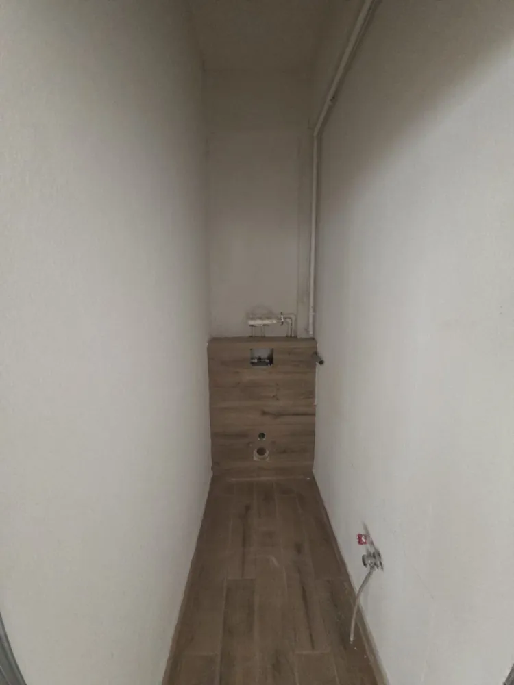 Spațiu comercial de închiriat 171MP UTIL-1000EURO- FINISAT – Str. DNA STANCA- Vad commercial - Spațiu comercial premium de închiriat FINISAT – Str. DNA STANCA- Vad commercial&nbsp;📍 Poziționare excelentă, în imediata apropiere a străzii principale, ideală pentru business-uri care pun accent pe imagine, accesibilitate și confort.💰 Chirie: 1.000 € + TVA PENTRU 171MP UTILI , situat la parter înalt, suprafata mare cu posibilitate de compartimentare in functie de nevoi, finisat, modern, cu încălzire în pardoseală și multiple căi de acces, oferind flexibilitate maximă pentru diverse tipuri de activități.&nbsp;Avantaje cheie:&nbsp;3 căi de acces – 2 din exterior + 1 din casa scării171mp utili, 2 grupuri sanitare, ideal pentru compartimentare in functie de nevoi&nbsp;Vizibilitate foarte bună și acces facil&nbsp;Încălzire în pardoseală – confort constant&nbsp;Potrivit pentru showroom, clinică, birouri, cabinet medical, stomatologic, salon beauty, birouri, sediu firmă sau retail. }}