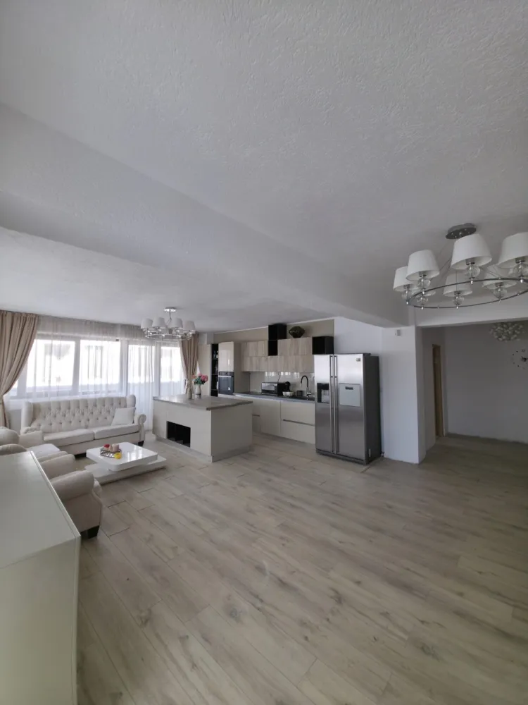 ✨ Penthouse exclusivist – 3 camere mobilat – gata de mutat – 160.000 € ✨ - ✨ Penthouse exclusivist – 3 camere mobilat – gata de mutat – 160.000 € ✨Vă propunem spre vânzare un apartament tip penthouse, intabulat, situat la etajul 3, ideal pentru cei care își doresc confort, spațiu și finisaje premium într-o locuință modernă.📐 Suprafață utilă:89 mp interior21 mp balcon generos➡️ Total 110 mp spațiu util pentru confort deplin🏡 Compartimentare inteligentă:2 dormitoare spațioaseLiving open-space luminos + bucătărieBaie modernăBalcon ce inconjoara imobilul.🛋 Se vinde complet mobilat și utilat, cu mobilier premium Rovere, realizat cu sisteme moderne push &amp; soft-close, design elegant și funcțional.🍽 Bucătăria este echipată cu:Chiuvetă FrankeElectrocasnice SamsungFinisaje moderne și materiale de calitate superioară✔️ Imobil locuit, foarte bine întreținut✔️ Ideal atât pentru locuință proprie, cât și pentru investiție✔️ Lumină naturală din abundență✔️ Intimitate și priveliște specifică unui penthouse🔥 SUPER OFERTĂ – 160.000 €Gata de mutat, fără investiții suplimentare!