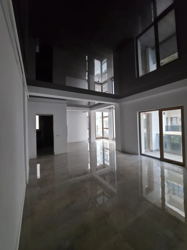 SUPER OFERTA - 1.318 €/m2 FINISAT PREMIUM - INTABULAT - ZONA TOP - 🔑 INTABULAT • SUPER OFERTA 1318EURO MP • DISPONIBIL IMEDIAT- IMOBIL LOCUITApartament 2 camere – 75,1 mp utili, spațiu care se simte -&nbsp;DETALII : 076 700 5000Nu e doar un apartament.E locul unde intri și știi că „aici e acasă”.📍 Octavian Goga nr. 5 – poziționare excelentă, lângă Bulevardul Vasile Milea și Shopping City Sibiu. Tot ce ai nevoie, la câteva minute distanță.✨ Ce îl face special?✔ 75,1 mp utili (balcon generos inclus) – spațiu real, aerisit✔ Compartimentare practică&nbsp;și luminoasă✔ Finisaje premium&nbsp;– gata să te muți, fără investiții suplimentare✔&nbsp;Încălzire&nbsp;în pardoseală&nbsp;– confort modern, eficiență&nbsp;și costuri reduse✔ Intabulat&nbsp;– acte pregătite, tranzacție rapidă✔ Comision 0%💰 Preț: 99.000 €Doar 1.318 €/mp – un raport excelent pentru zonă.🏙 Locație care conteazăAcces rapid la bulevard, mall, supermarketuri precum Kaufland și Lidl, școli și grădinițe. Cartier locuit, atmosferă plăcută, totul la îndemână.