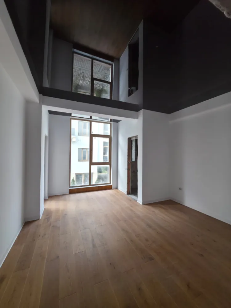 SUPER OFERTA - 1.318 €/m2 FINISAT PREMIUM - INTABULAT - ZONA TOP - 🔑 INTABULAT • SUPER OFERTA 1318EURO MP • DISPONIBIL IMEDIAT- IMOBIL LOCUITApartament 2 camere – 75,1 mp utili, spațiu care se simte -&nbsp;DETALII : 076 700 5000Nu e doar un apartament.E locul unde intri și știi că „aici e acasă”.📍 Octavian Goga nr. 5 – poziționare excelentă, lângă Bulevardul Vasile Milea și Shopping City Sibiu. Tot ce ai nevoie, la câteva minute distanță.✨ Ce îl face special?✔ 75,1 mp utili (balcon generos inclus) – spațiu real, aerisit✔ Compartimentare practică&nbsp;și luminoasă✔ Finisaje premium&nbsp;– gata să te muți, fără investiții suplimentare✔&nbsp;Încălzire&nbsp;în pardoseală&nbsp;– confort modern, eficiență&nbsp;și costuri reduse✔ Intabulat&nbsp;– acte pregătite, tranzacție rapidă✔ Comision 0%💰 Preț: 99.000 €Doar 1.318 €/mp – un raport excelent pentru zonă.🏙 Locație care conteazăAcces rapid la bulevard, mall, supermarketuri precum Kaufland și Lidl, școli și grădinițe. Cartier locuit, atmosferă plăcută, totul la îndemână. }}