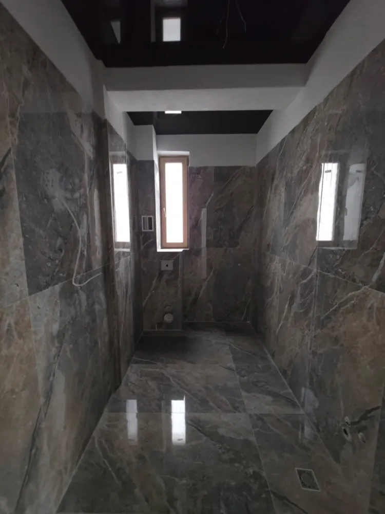 SUPER OFERTA - 1.318 €/m2 FINISAT PREMIUM - INTABULAT - ZONA TOP - 🔑 INTABULAT • SUPER OFERTA 1318EURO MP • DISPONIBIL IMEDIAT- IMOBIL LOCUITApartament 2 camere – 75,1 mp utili, spațiu care se simte -&nbsp;DETALII : 076 700 5000Nu e doar un apartament.E locul unde intri și știi că „aici e acasă”.📍 Octavian Goga nr. 5 – poziționare excelentă, lângă Bulevardul Vasile Milea și Shopping City Sibiu. Tot ce ai nevoie, la câteva minute distanță.✨ Ce îl face special?✔ 75,1 mp utili (balcon generos inclus) – spațiu real, aerisit✔ Compartimentare practică&nbsp;și luminoasă✔ Finisaje premium&nbsp;– gata să te muți, fără investiții suplimentare✔&nbsp;Încălzire&nbsp;în pardoseală&nbsp;– confort modern, eficiență&nbsp;și costuri reduse✔ Intabulat&nbsp;– acte pregătite, tranzacție rapidă✔ Comision 0%💰 Preț: 99.000 €Doar 1.318 €/mp – un raport excelent pentru zonă.🏙 Locație care conteazăAcces rapid la bulevard, mall, supermarketuri precum Kaufland și Lidl, școli și grădinițe. Cartier locuit, atmosferă plăcută, totul la îndemână. }}