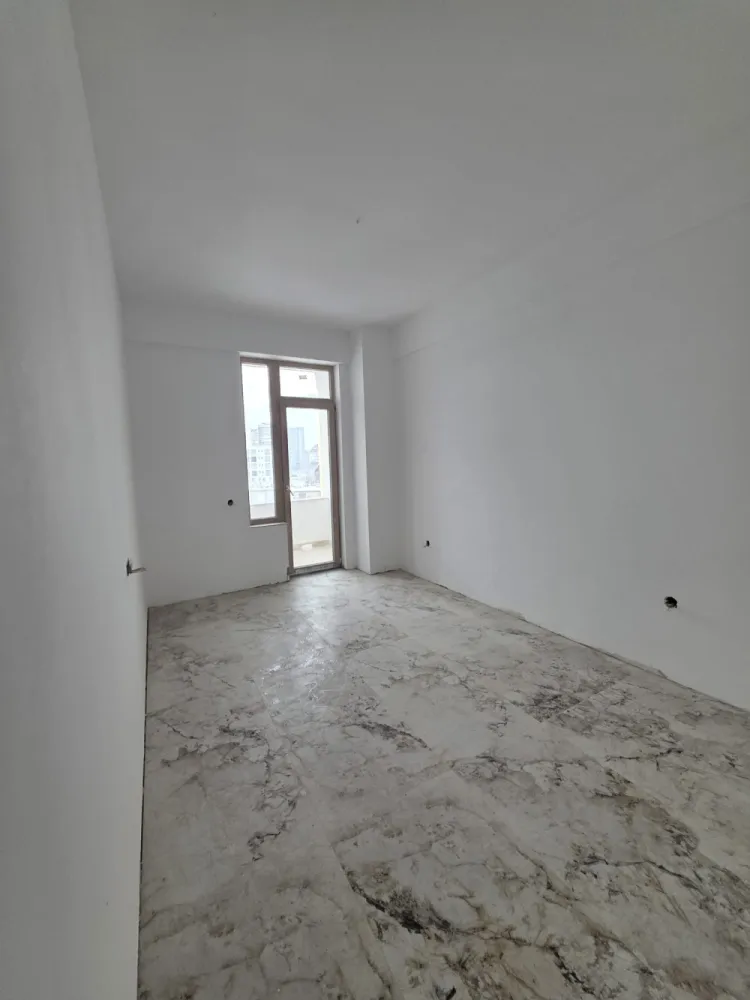 Apartament 2 camere- Dna Stanca- Finisat - 65.000 EURO ( TVA INCLUS ) - 🔥 OFERTĂ EXCELENTĂ – DISPONIBIL IMEDIAT 🔑🏡 Apartament 2 camere – 44,60 mp utiliCompartimentare practică: 🛏 1 dormitor, 🛋 living open space cu bucătărie, 🛁 1 baie și 🌿 balcon.Ideal pentru locuit sau investiție 💼📈📞 Detalii și vizionări: 076 700 5000💰 Preț: 65.000 €✅ TVA 21% inclus✅ Comision 0%🚗 1 loc de parcare exterior inclus✨ Finisaje premium🔥 Încălzire în pardoseală – confort sporit &amp; consum redus📊 Randament garantat📍 Localizare excelentă – Str. Doamna Stanca, lângă Shopping City Sibiu 🛍, Lidl 🛒, Piața Rahovei și Bvd. Bulevardul Mihai Viteazul, la doar 5 minute de mers pe jos 🚶‍♂️🔝 O proprietate accesibilă, bine poziționată și ușor de valorificat – perfectă pentru tine sau pentru portofoliul tău investițional. }}