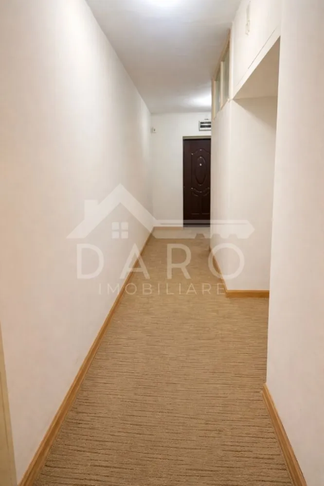 🏡 Apartament de vânzare – 3 camere | Strada Moldovei, zona Școli Geor - Se oferă spre vânzare apartament decomandat, situat pe Strada Moldovei, în cartierul Tudor – zona Fortuna, o locație liniștită, ideală pentru familie, aproape de școli și toate facilitățile necesare. 📐 Suprafață utilă: 65 mp + balcon 🏢 Etaj: 4 din 4 ✔ bloc izolat termic ✔ acoperiș izolat (cu garanția lucrărilor) Compartimentare: ✔ living ✔ 2 dormitoare ✔ bucătărie ✔ cămară ✔ baie ✔ hol lung ✔ balcon închis și izolat termic Dotări și utilități: ✔ centrală termică proprie ✔ aer condiționat ✔ geamuri termopan ✔ parchet din lemn masiv ✔ gresie și faianță Avantaje: 📍 zonă liniștită, cu multă verdeață 📍 aproape de Școala George Coșbuc 📍 stație de autobuz, grădiniță și magazine în apropiere 📍 ideal pentru locuință sau investiție 💎 O oportunitate pentru cei care caută un apartament bine compartimentat, într-o zonă foarte bună din Tudor. 🤝 Proprietate promovată prin DARO Imobiliare 💳 Pentru achiziție, prin Kiwi Finance beneficiezi de: ✔ analiză GRATUITĂ a eligibilității ✔ acces la oferte de la peste 12 bănci ✔ negocierea dobânzii în favoarea ta ✔ suport complet până la semnarea contractului 📞 Detalii și vizionări: Coman Maria – DARO Imobiliare & Kiwi Finance 📱 0749 535 729 🔑 DARO Imobiliare – găsim proprietatea potrivită. 💳 Kiwi Finance – obținem creditul pentru a o cumpăra.