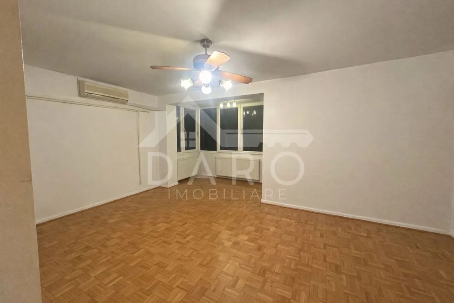 🏡 Apartament de vânzare – 3 camere | Strada Moldovei, zona Școli Geor - Se oferă spre vânzare apartament decomandat, situat pe Strada Moldovei, în cartierul Tudor – zona Fortuna, o locație liniștită, ideală pentru familie, aproape de școli și toate facilitățile necesare. 📐 Suprafață utilă: 65 mp + balcon 🏢 Etaj: 4 din 4 ✔ bloc izolat termic ✔ acoperiș izolat (cu garanția lucrărilor) Compartimentare: ✔ living ✔ 2 dormitoare ✔ bucătărie ✔ cămară ✔ baie ✔ hol lung ✔ balcon închis și izolat termic Dotări și utilități: ✔ centrală termică proprie ✔ aer condiționat ✔ geamuri termopan ✔ parchet din lemn masiv ✔ gresie și faianță Avantaje: 📍 zonă liniștită, cu multă verdeață 📍 aproape de Școala George Coșbuc 📍 stație de autobuz, grădiniță și magazine în apropiere 📍 ideal pentru locuință sau investiție 💎 O oportunitate pentru cei care caută un apartament bine compartimentat, într-o zonă foarte bună din Tudor. 🤝 Proprietate promovată prin DARO Imobiliare 💳 Pentru achiziție, prin Kiwi Finance beneficiezi de: ✔ analiză GRATUITĂ a eligibilității ✔ acces la oferte de la peste 12 bănci ✔ negocierea dobânzii în favoarea ta ✔ suport complet până la semnarea contractului 📞 Detalii și vizionări: Coman Maria – DARO Imobiliare & Kiwi Finance 📱 0749 535 729 🔑 DARO Imobiliare – găsim proprietatea potrivită. 💳 Kiwi Finance – obținem creditul pentru a o cumpăra. }}