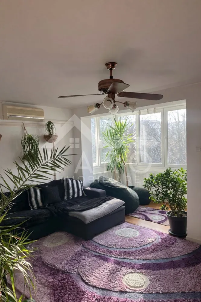 🏡 Apartament de vânzare – 3 camere | Strada Moldovei, zona Școli Geor - Se oferă spre vânzare apartament decomandat, situat pe Strada Moldovei, în cartierul Tudor – zona Fortuna, o locație liniștită, ideală pentru familie, aproape de școli și toate facilitățile necesare. 📐 Suprafață utilă: 65 mp + balcon 🏢 Etaj: 4 din 4 ✔ bloc izolat termic ✔ acoperiș izolat (cu garanția lucrărilor) Compartimentare: ✔ living ✔ 2 dormitoare ✔ bucătărie ✔ cămară ✔ baie ✔ hol lung ✔ balcon închis și izolat termic Dotări și utilități: ✔ centrală termică proprie ✔ aer condiționat ✔ geamuri termopan ✔ parchet din lemn masiv ✔ gresie și faianță Avantaje: 📍 zonă liniștită, cu multă verdeață 📍 aproape de Școala George Coșbuc 📍 stație de autobuz, grădiniță și magazine în apropiere 📍 ideal pentru locuință sau investiție 💎 O oportunitate pentru cei care caută un apartament bine compartimentat, într-o zonă foarte bună din Tudor. 🤝 Proprietate promovată prin DARO Imobiliare 💳 Pentru achiziție, prin Kiwi Finance beneficiezi de: ✔ analiză GRATUITĂ a eligibilității ✔ acces la oferte de la peste 12 bănci ✔ negocierea dobânzii în favoarea ta ✔ suport complet până la semnarea contractului 📞 Detalii și vizionări: Coman Maria – DARO Imobiliare & Kiwi Finance 📱 0749 535 729 🔑 DARO Imobiliare – găsim proprietatea potrivită. 💳 Kiwi Finance – obținem creditul pentru a o cumpăra. }}