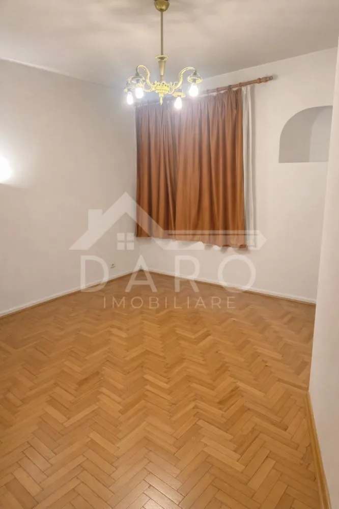 🏡 Apartament de vânzare – 3 camere | Strada Moldovei, zona Școli Geor - Se oferă spre vânzare apartament decomandat, situat pe Strada Moldovei, în cartierul Tudor – zona Fortuna, o locație liniștită, ideală pentru familie, aproape de școli și toate facilitățile necesare. 📐 Suprafață utilă: 65 mp + balcon 🏢 Etaj: 4 din 4 ✔ bloc izolat termic ✔ acoperiș izolat (cu garanția lucrărilor) Compartimentare: ✔ living ✔ 2 dormitoare ✔ bucătărie ✔ cămară ✔ baie ✔ hol lung ✔ balcon închis și izolat termic Dotări și utilități: ✔ centrală termică proprie ✔ aer condiționat ✔ geamuri termopan ✔ parchet din lemn masiv ✔ gresie și faianță Avantaje: 📍 zonă liniștită, cu multă verdeață 📍 aproape de Școala George Coșbuc 📍 stație de autobuz, grădiniță și magazine în apropiere 📍 ideal pentru locuință sau investiție 💎 O oportunitate pentru cei care caută un apartament bine compartimentat, într-o zonă foarte bună din Tudor. 🤝 Proprietate promovată prin DARO Imobiliare 💳 Pentru achiziție, prin Kiwi Finance beneficiezi de: ✔ analiză GRATUITĂ a eligibilității ✔ acces la oferte de la peste 12 bănci ✔ negocierea dobânzii în favoarea ta ✔ suport complet până la semnarea contractului 📞 Detalii și vizionări: Coman Maria – DARO Imobiliare & Kiwi Finance 📱 0749 535 729 🔑 DARO Imobiliare – găsim proprietatea potrivită. 💳 Kiwi Finance – obținem creditul pentru a o cumpăra. }}